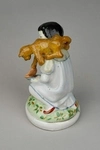 (Редкая модель) Статуэтка «Девочка кормит кота колбасой».<br>СССР, Полонский фарфоровый завод художественной керамики, 1950-е годы.