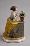 Скульптура «Девушка в саду».<br>Италия, мануфактура Capodimonte, скульптор G. Rouch, 1970-1980-е годы.