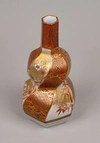 Ваза спиралевидной формы с изображением цветущей вишни.Япония, период Сёва, мануфактура Matsumura Zo (?), первая треть ХХ века.