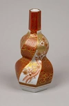 Ваза спиралевидной формы с изображением цветущей вишни.Япония, период Сёва, мануфактура Matsumura Zo (?), первая треть ХХ века.