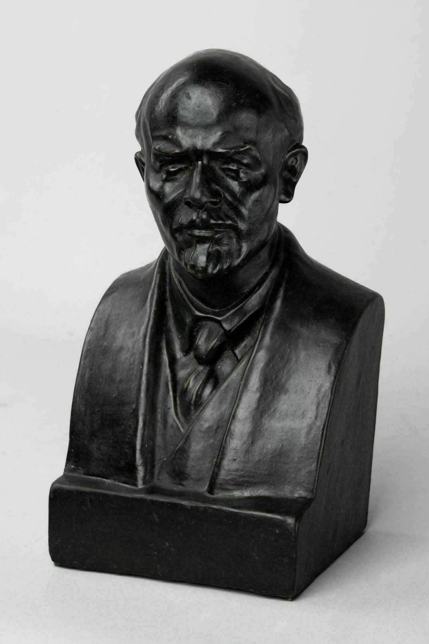 Скульптурный бюст «В.И. Ленин».<br>СССР, Гжельский керамический завод «Всекохудожник», 1930-е годы.