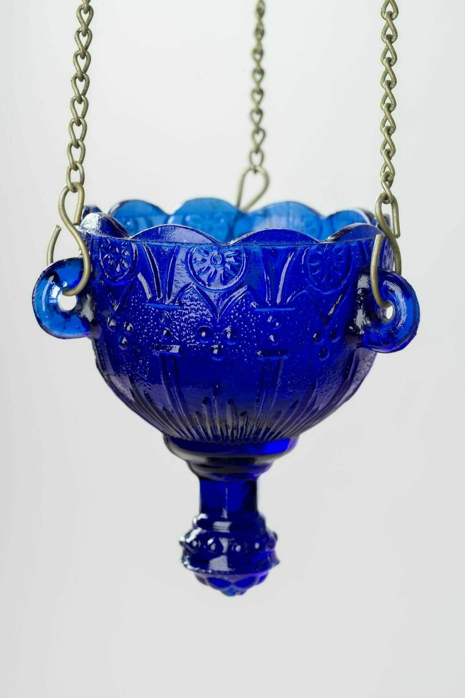 Лампада синего стекла с архитектурным узором.<br>Россия, конец XIX - начало ХХ века.