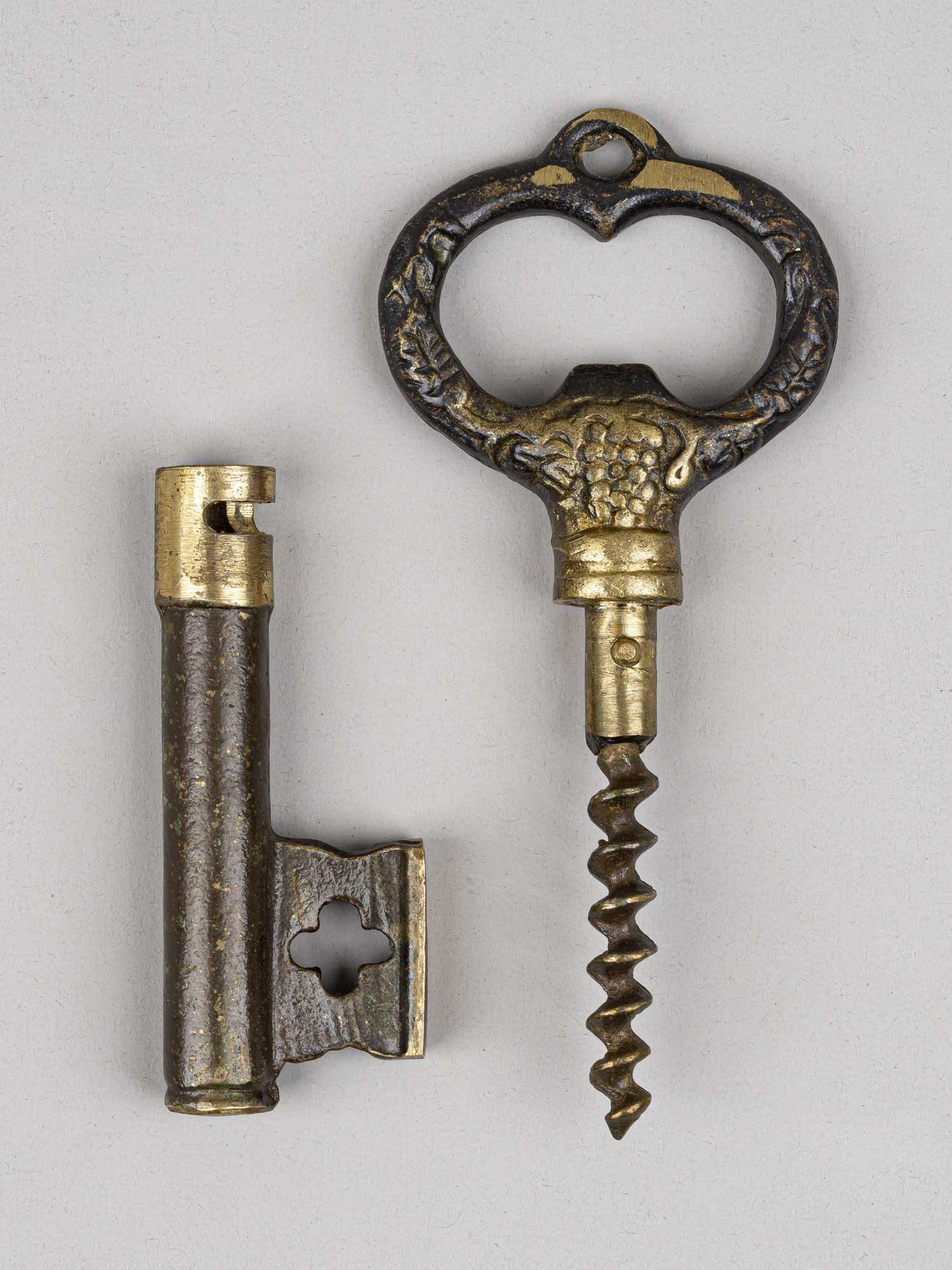 Штопор в форме ключа с изображением дамского профиля и виноградной лозы.<br>Франция, середина ХX века.