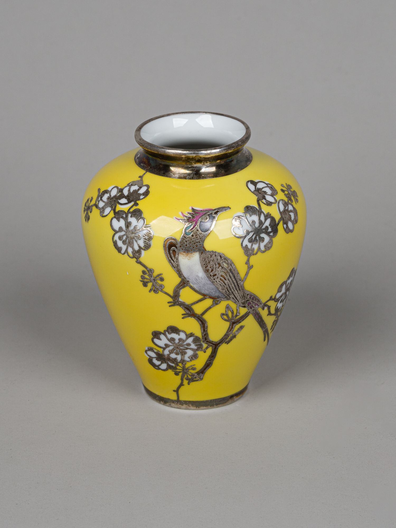 Ваза-клуазоне в китайском стиле «Птица на ветке вишни».<br>Германия, фирма Silberporzellanmanufaktur Plüderhausen Manfred Veyhl, 1945-1950-е годы.