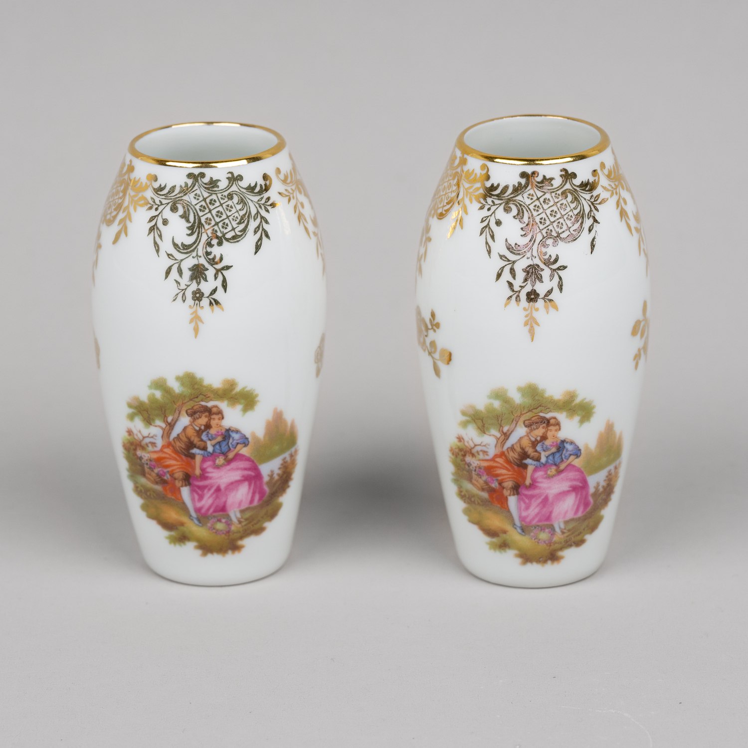 Парные вазочки с галантными сценами и узорами золотом.<br>Франция, Лимож, вторая половина ХХ века.