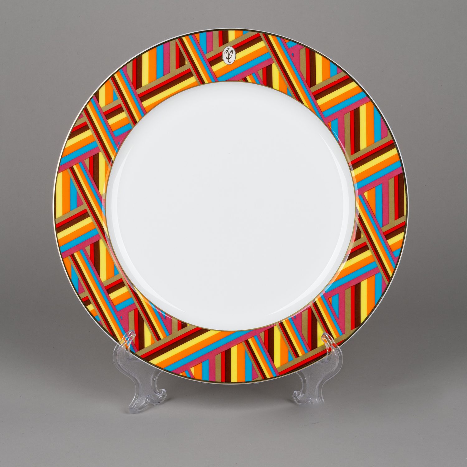 Тарелка для закусок с геометрическим орнаментом.<br>Россия, автор - Валентин Юдашкин, 2015 год.