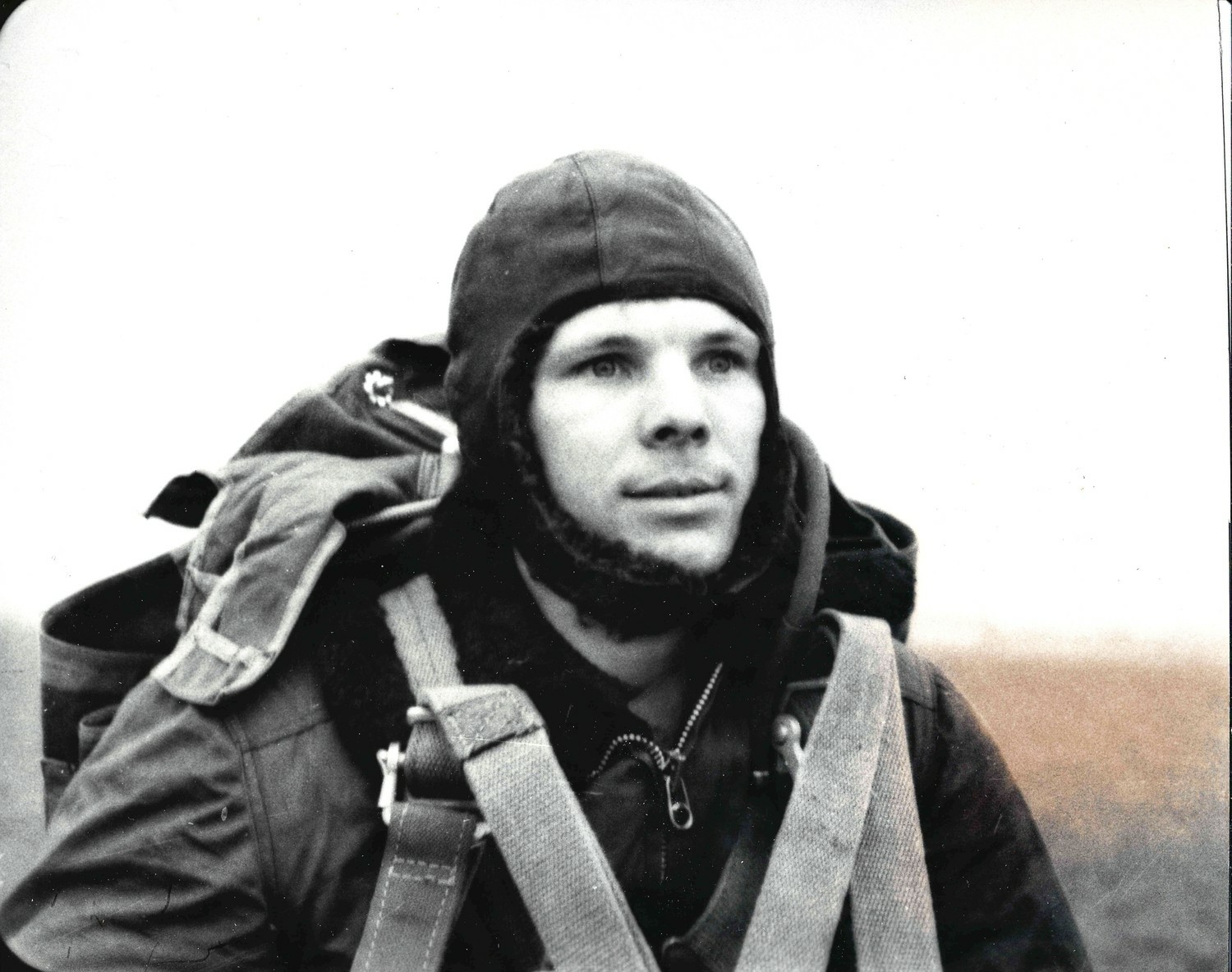 Фотография «Юрий Гагарин перед прыжком с парашютом». Начало 1960-х годов.