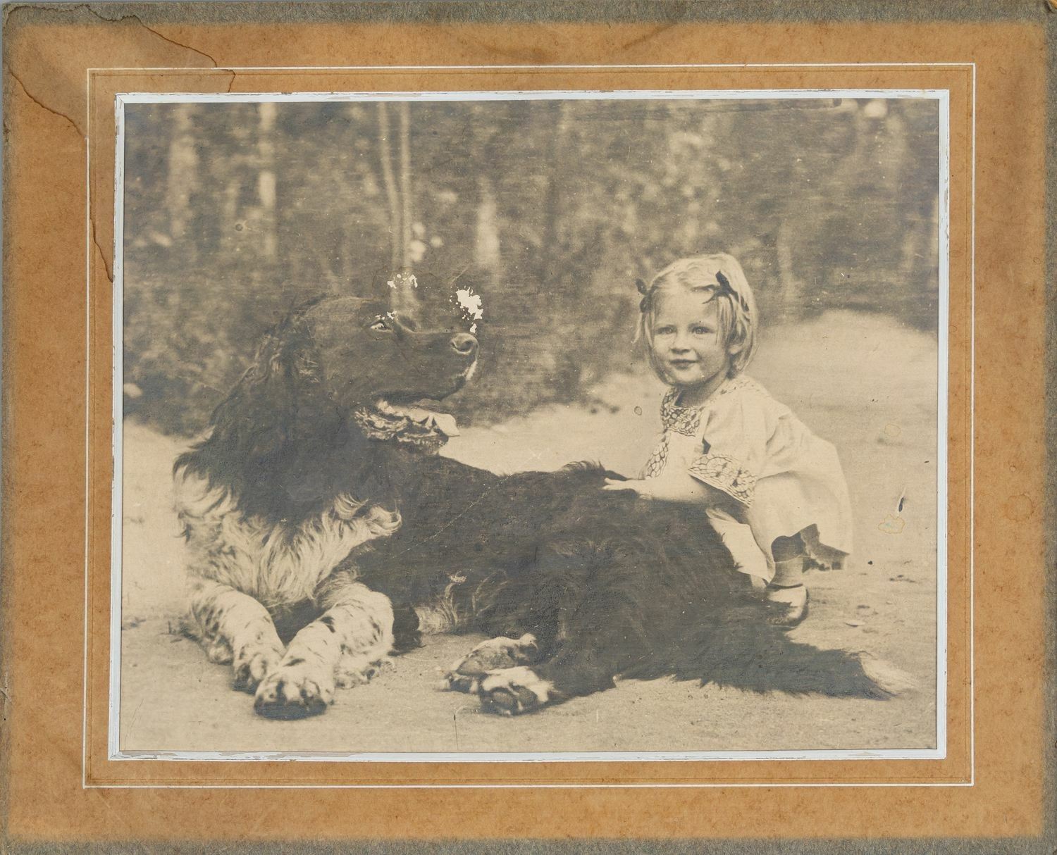 Фотография «Девочка и собака». Первая треть XX века.