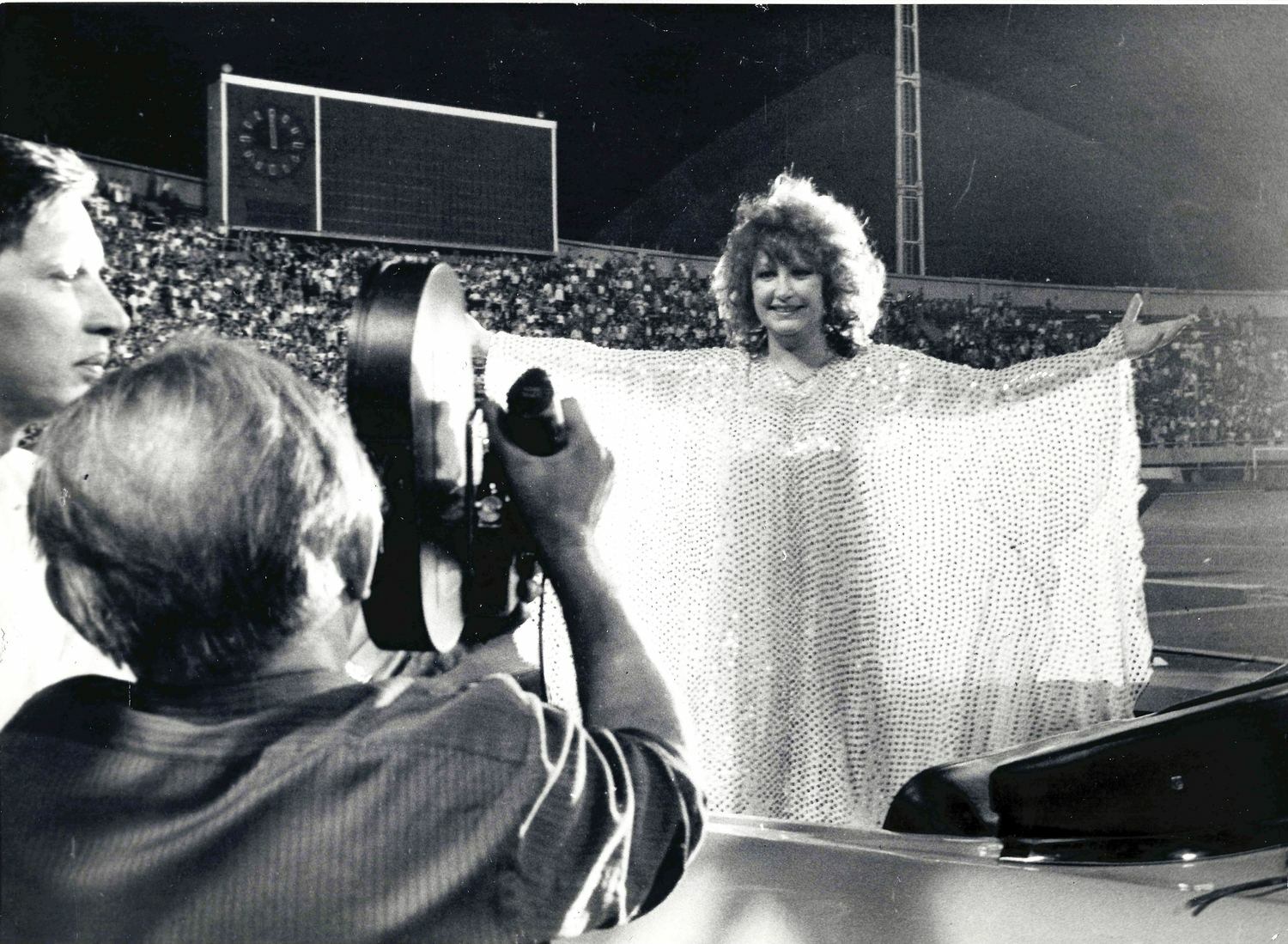 Аматуни Г.Э. Фотография «Алла Пугачёва выступает на стадионе «Раздан» в Ереване. Момент съёмки материала для фильма «Пришла и говорю». 1984.