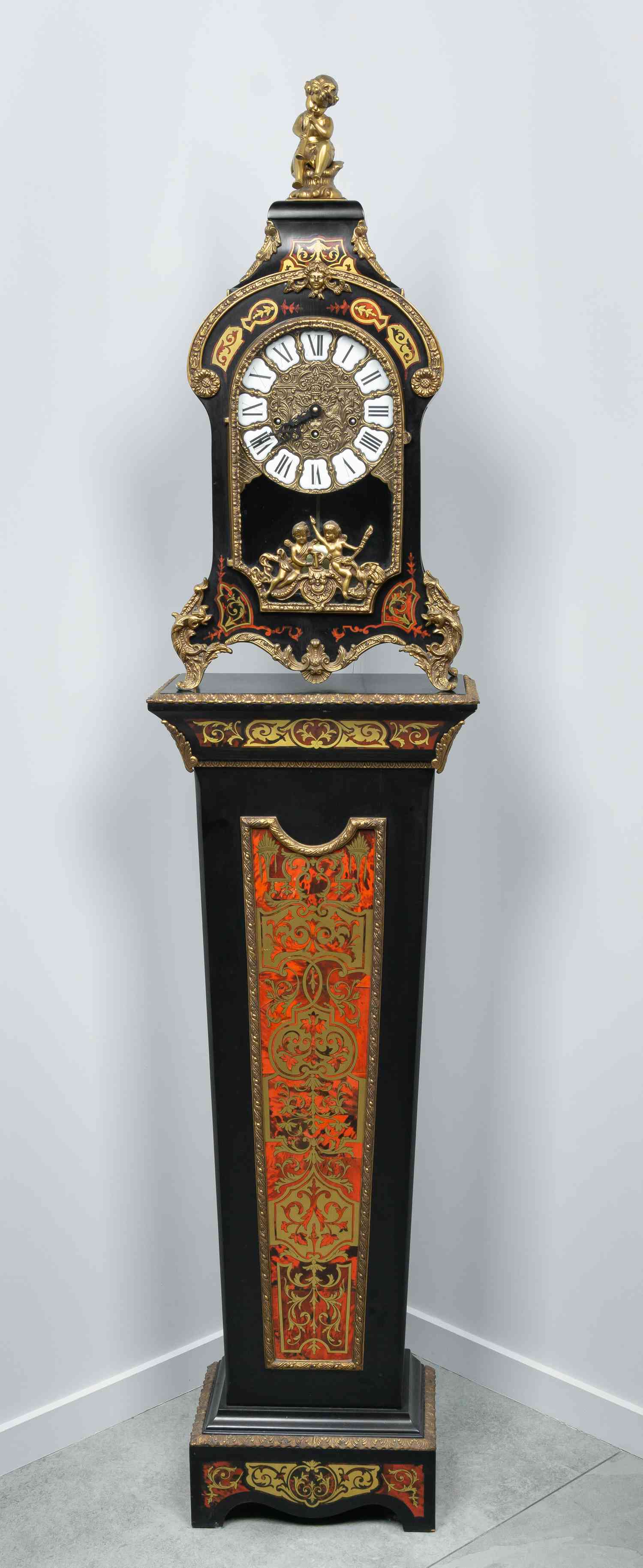 Часы с боем в стиле Буль на консоли.<br>Франция, ХХ век.