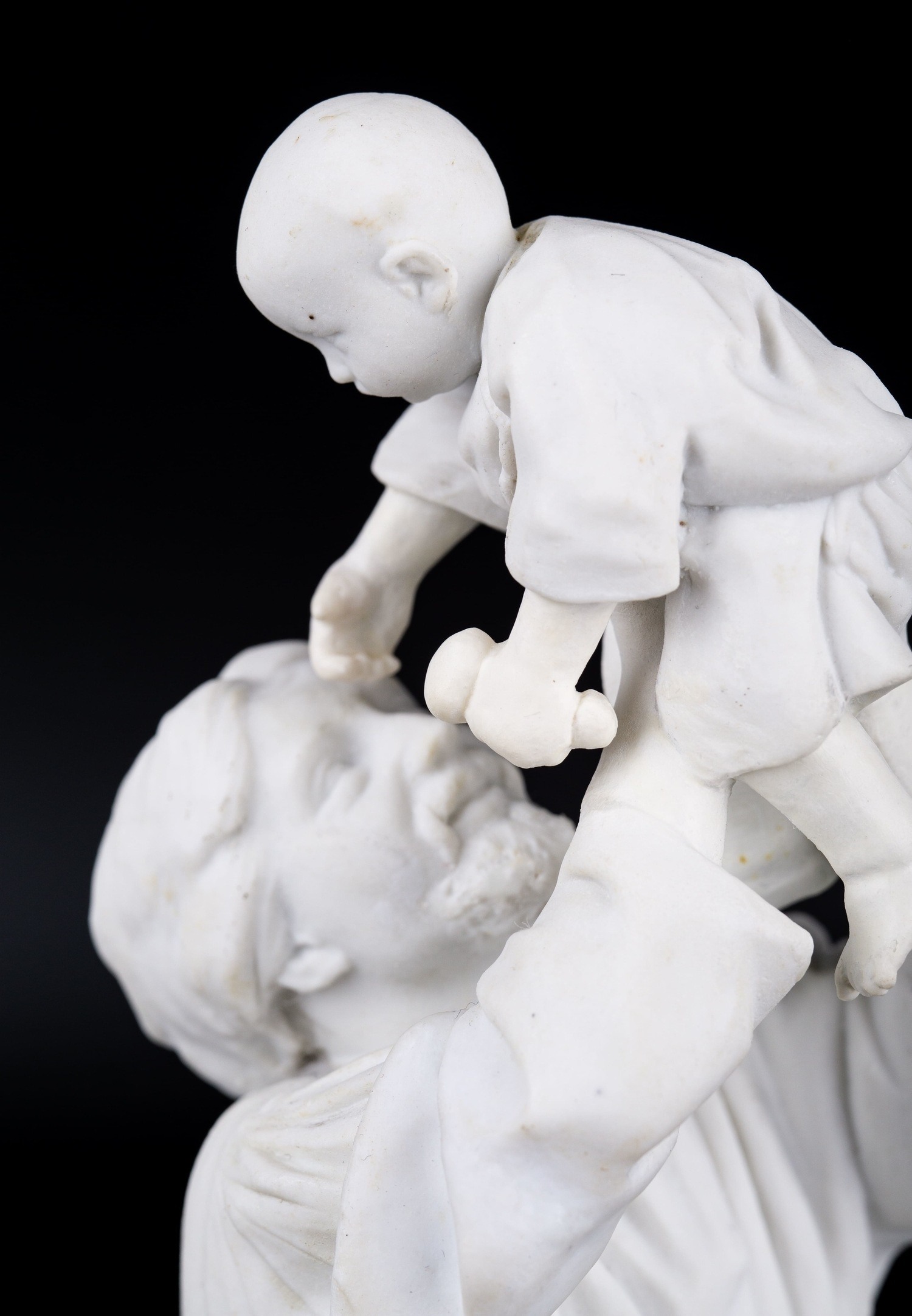 Скульптура «Крестьянин с ребёнком». <br>Российская империя, фабрика Гарднера, последняя четверть XIX века.