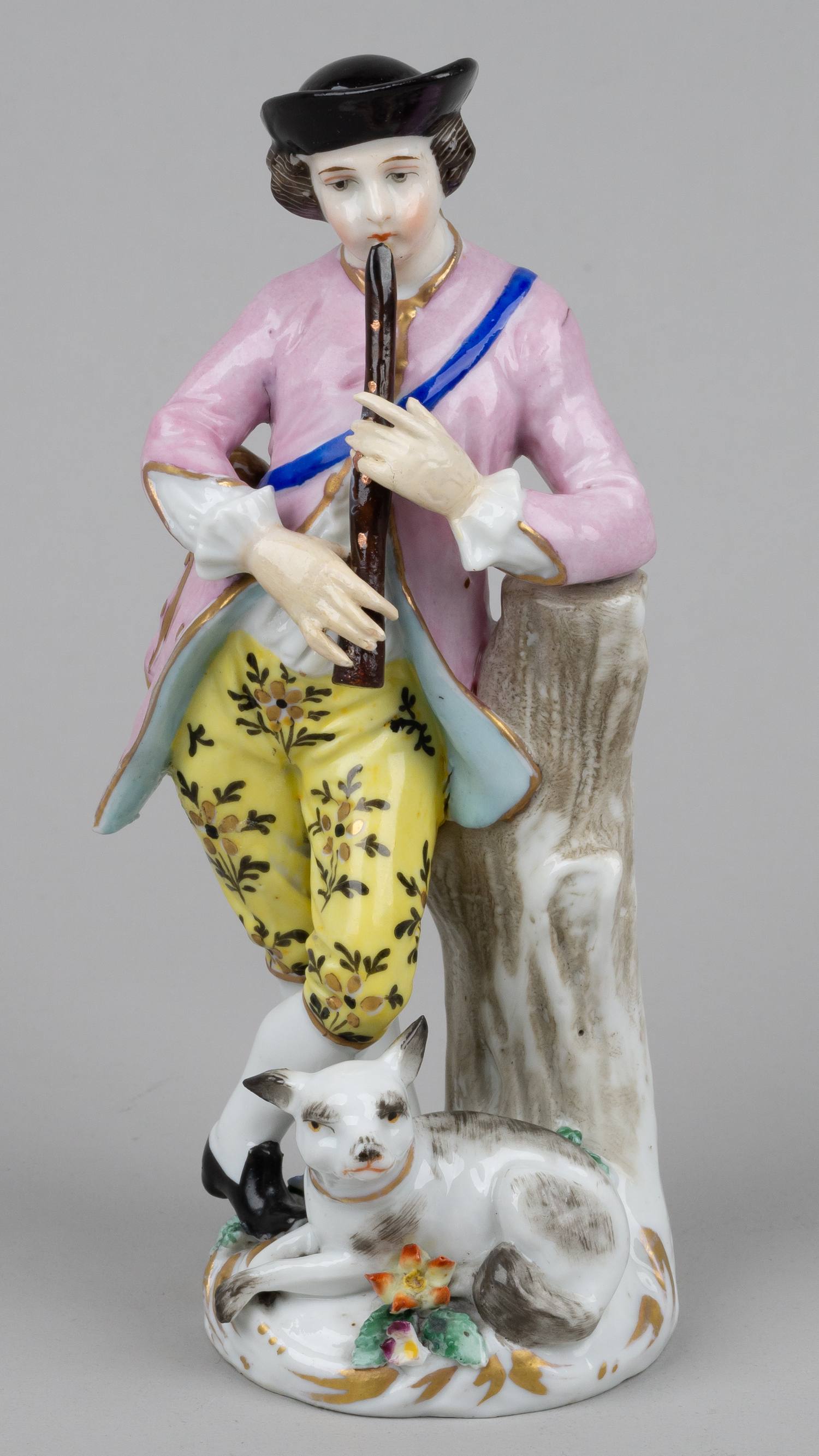 Статуэтка «Знатный юноша, играющий на флейте».<br>Англия, мануфактура Chelsea porcelain, 1750-е годы.