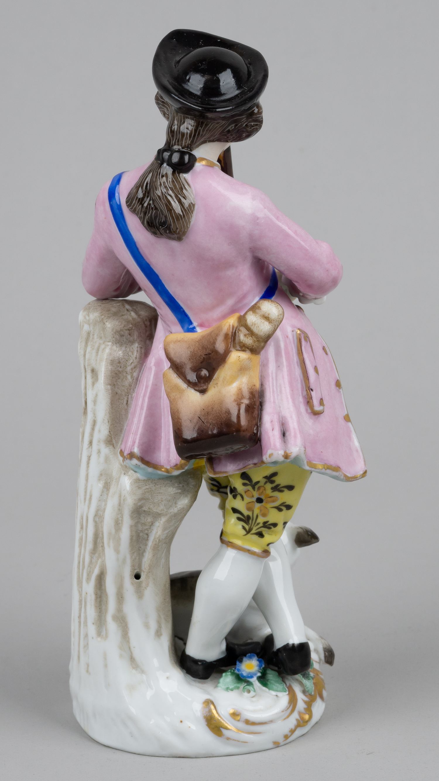 Статуэтка «Знатный юноша, играющий на флейте».<br>Англия, мануфактура Chelsea porcelain, 1750-е годы.