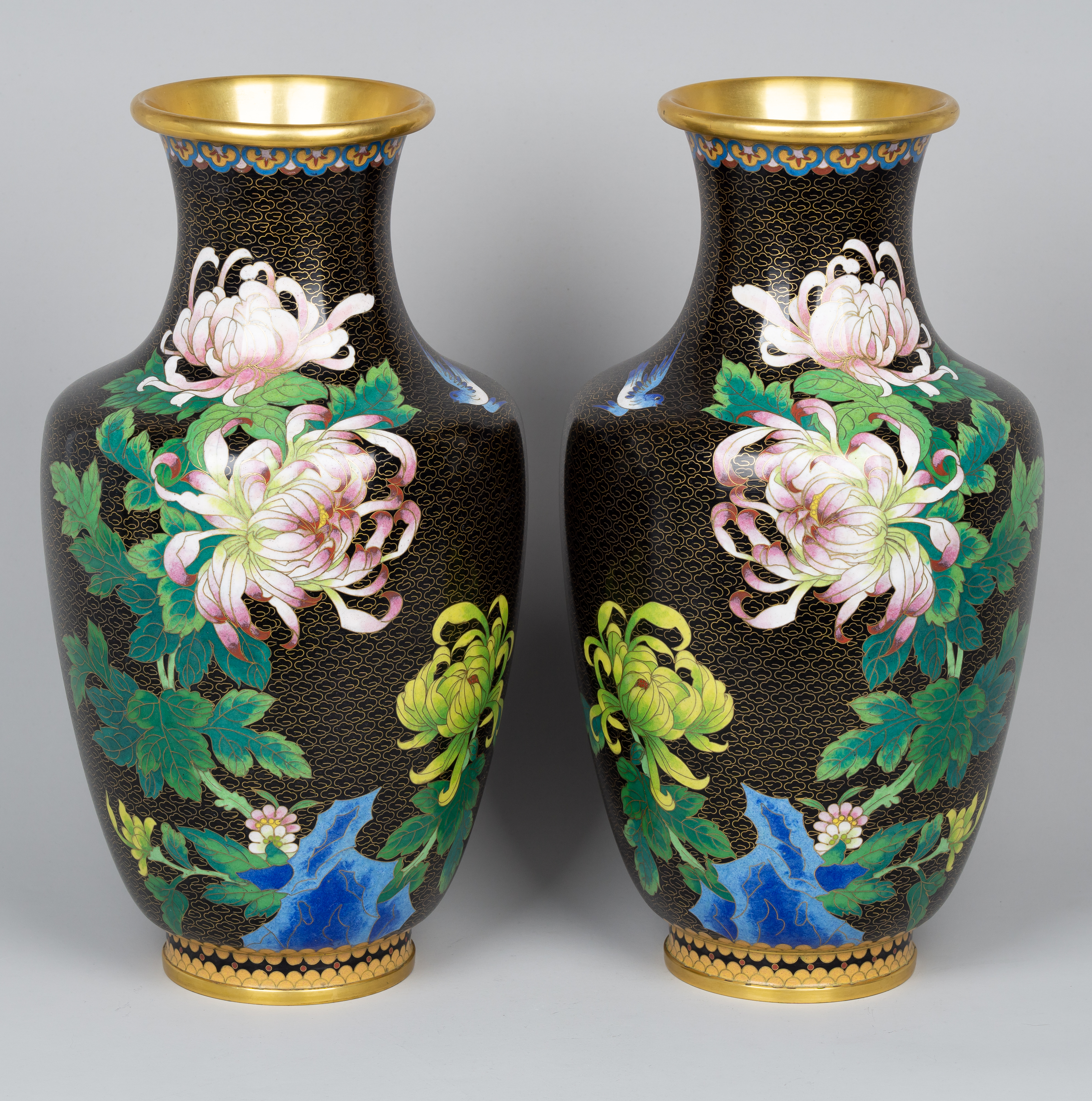 Пара напольных ваз в технике клуазоне с изображением хризантем.<br>Китай, вторая треть ХХ века.
