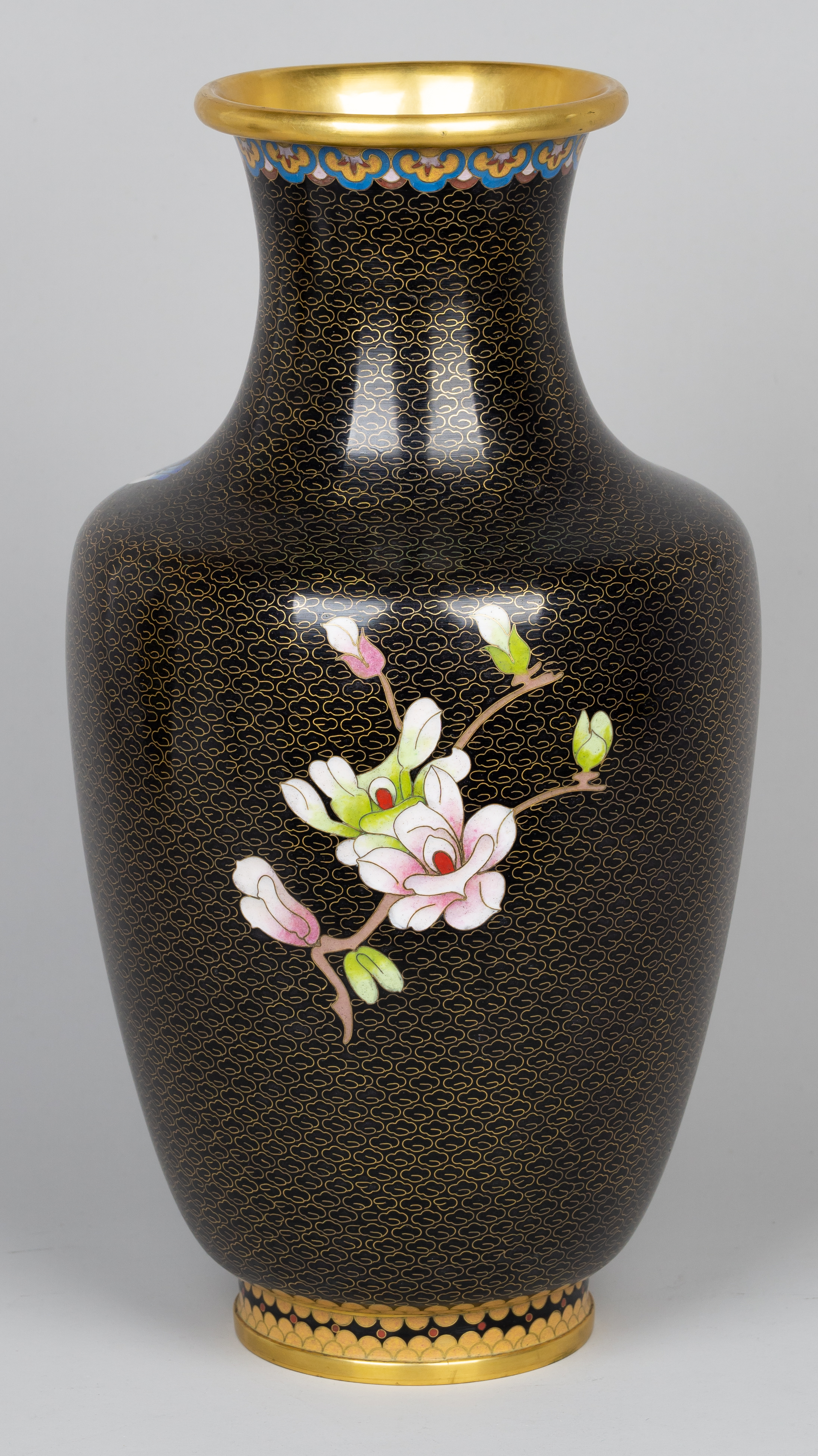Пара напольных ваз в технике клуазоне с изображением хризантем.<br>Китай, вторая треть ХХ века.