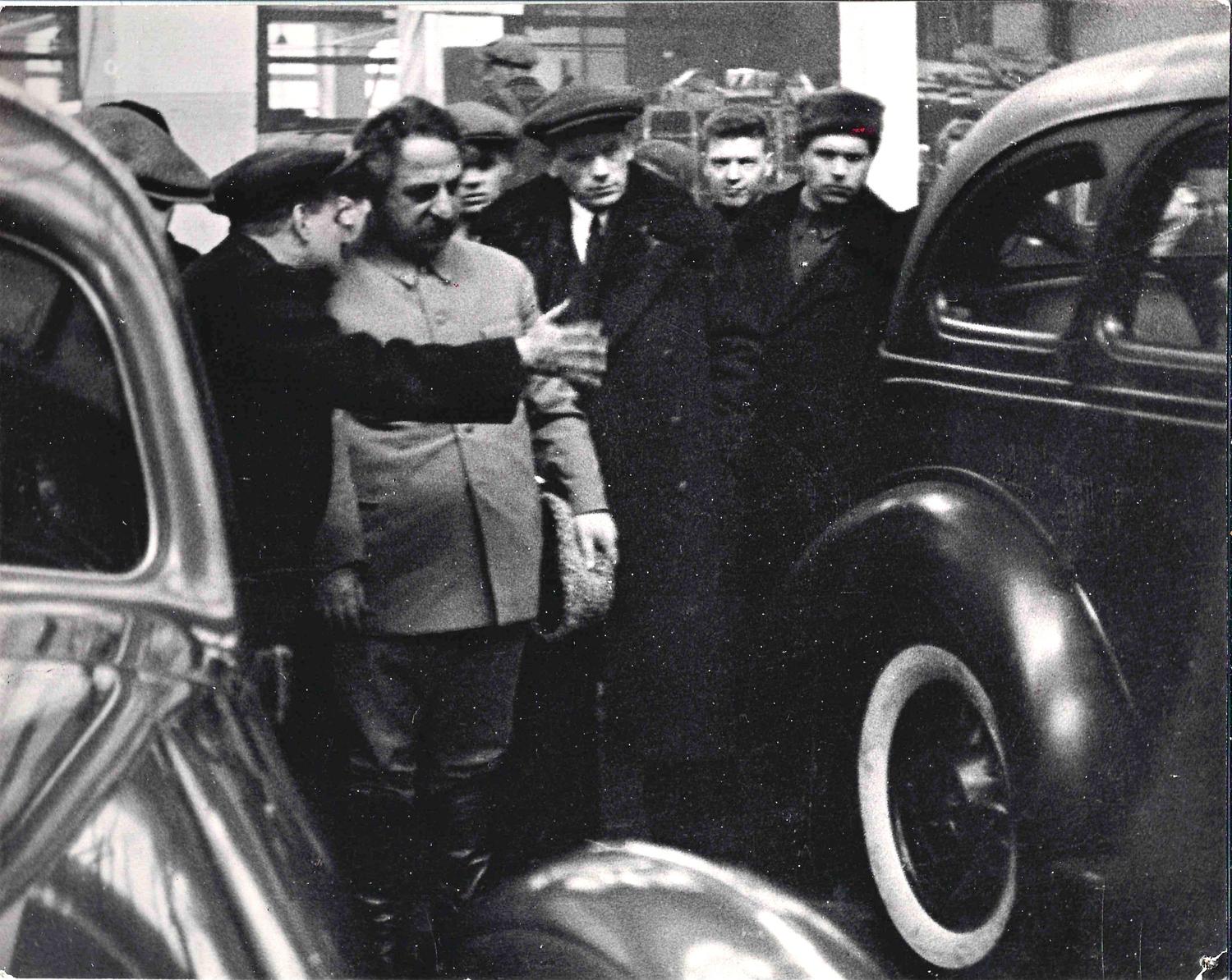 Фотография «Серго Орджоникидзе осматривает автомобиль ЗИС-101». Снимок середины 1930-х годов.