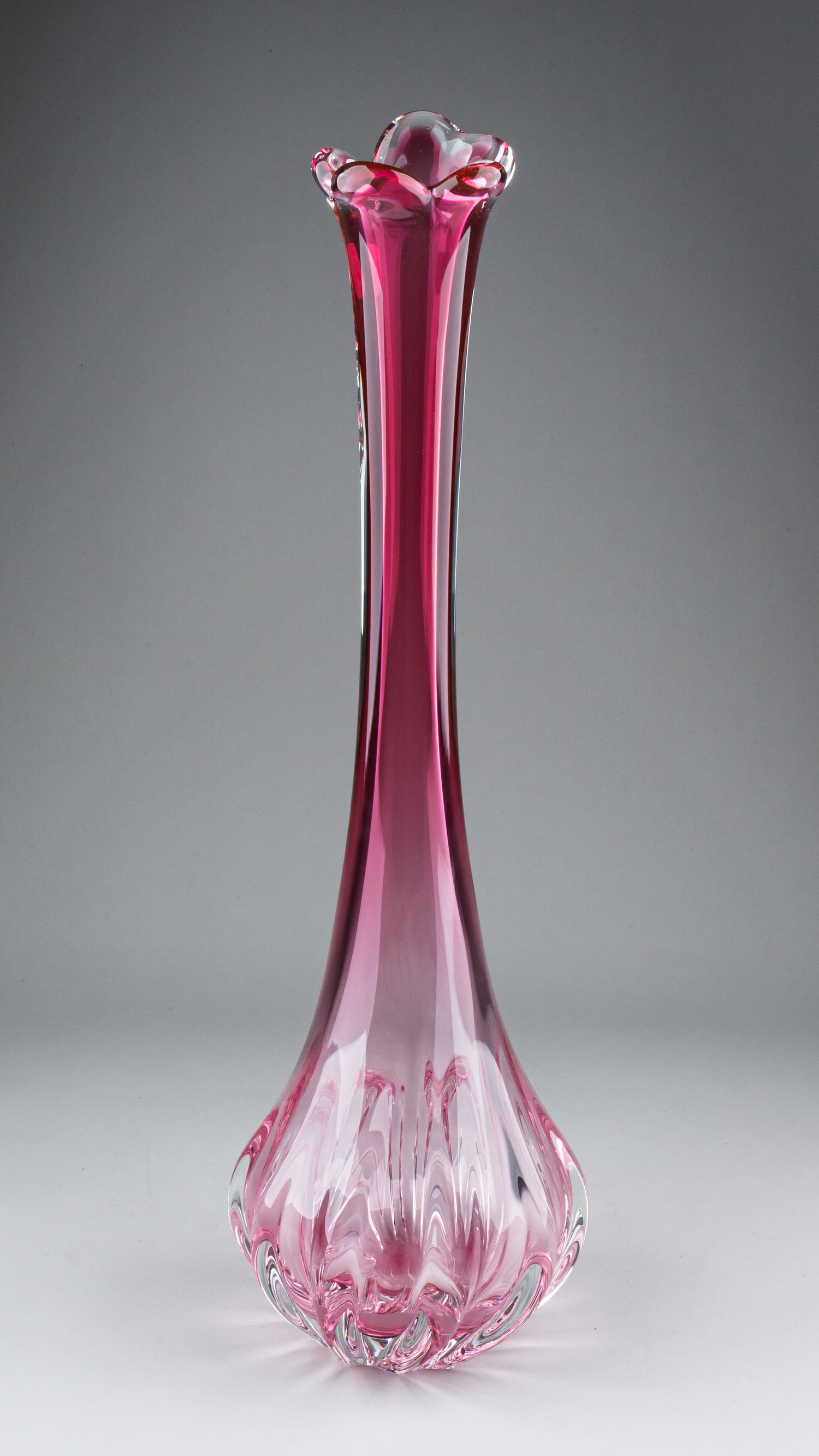 Напольная ваза рубинового стекла в форме лепестка.<br>Чехия, Богемия, стекольный завод Chribska, автор дизайна Йозеф Господка, 1990-е годы.