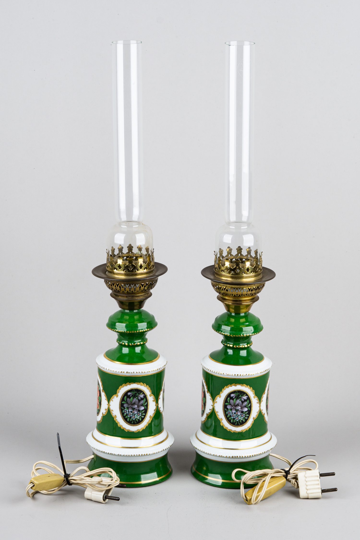 Парные керосиновые лампы с цветочными медальонами. Западная Европа, первая половина XX века.