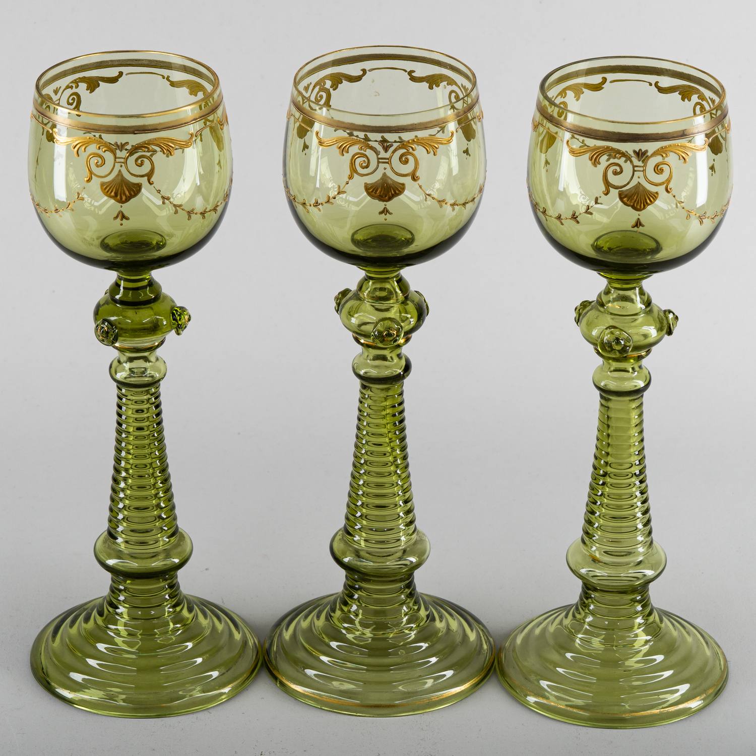 Три бокала-ремера зеленого стекла на длинных ножках. Западная Европа, середина XIX века.