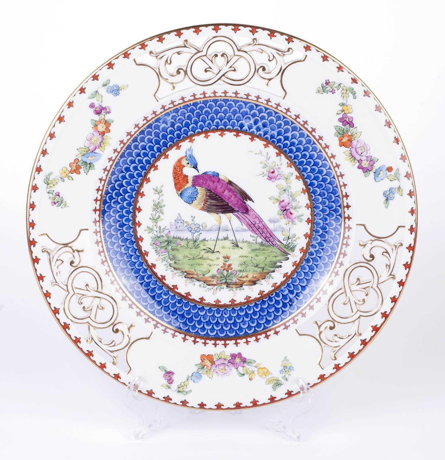 Тарелка с прорезным бортом и изображением диковиной птицы. Англия, Споуд