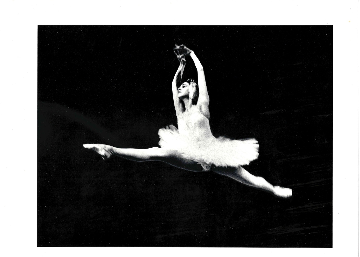 Сааков А.В. Фотография «Полёт белого лебедя… Нино Ананиашвили в роли Одетты-Одиллии». 1987.