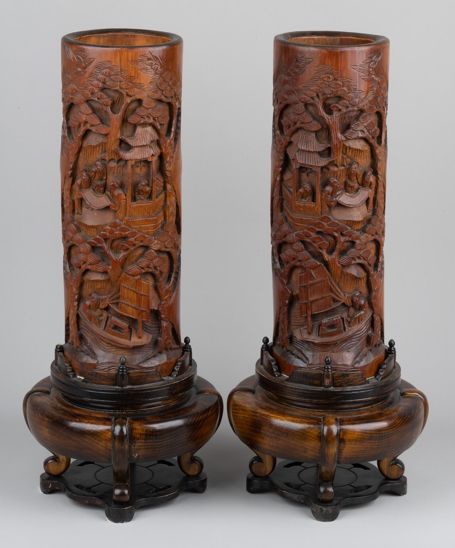 (Период династии Цин) Парные бамбуковые вазы с художественной резьбой «Ученые в гроте». <br>Китай, династия Цин, конец XIX века.