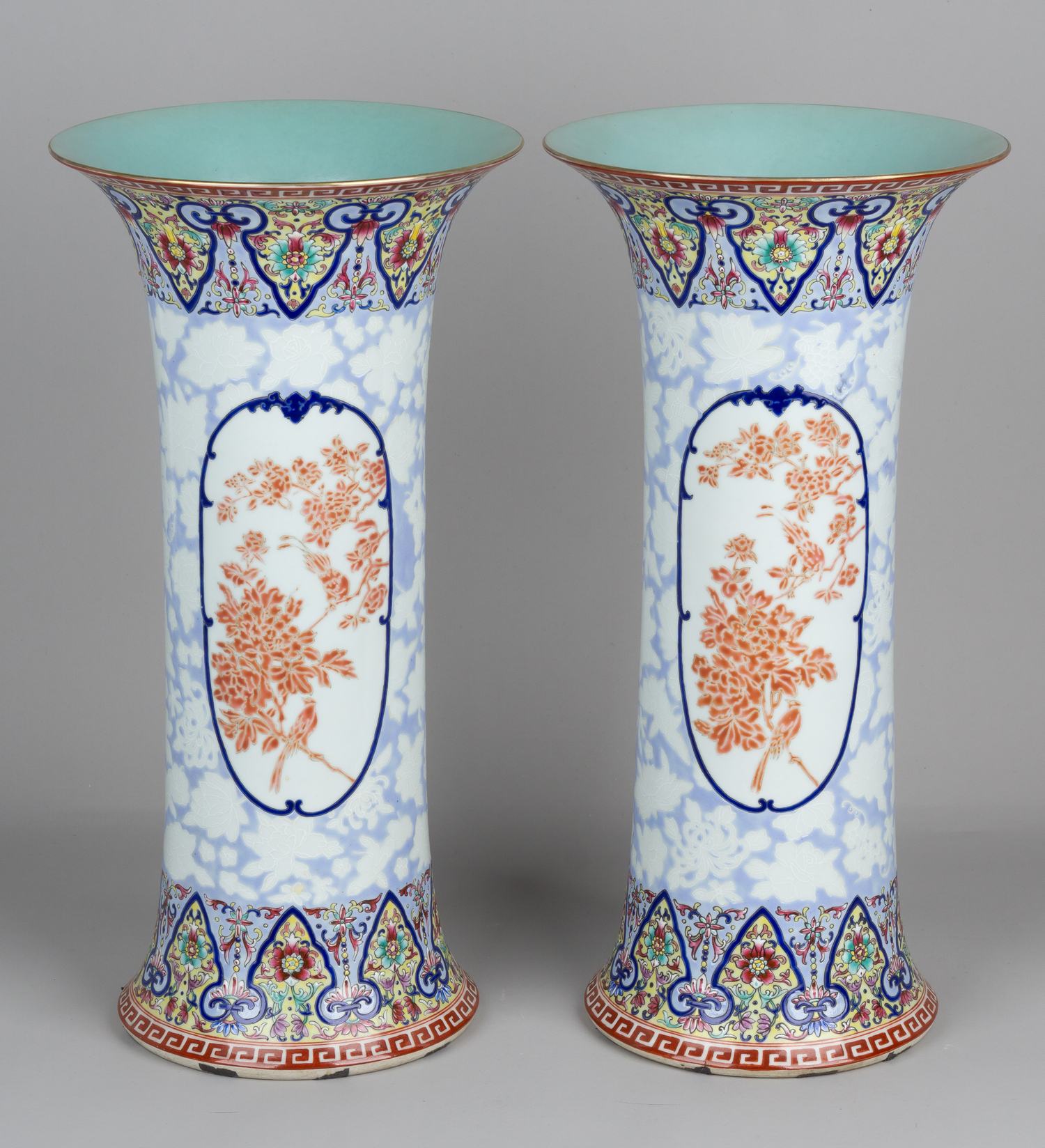 Парные вазы с классической росписью «цветы-птицы». <br>Китай, поздний период Цин, конец XIX - начало ХХ века.