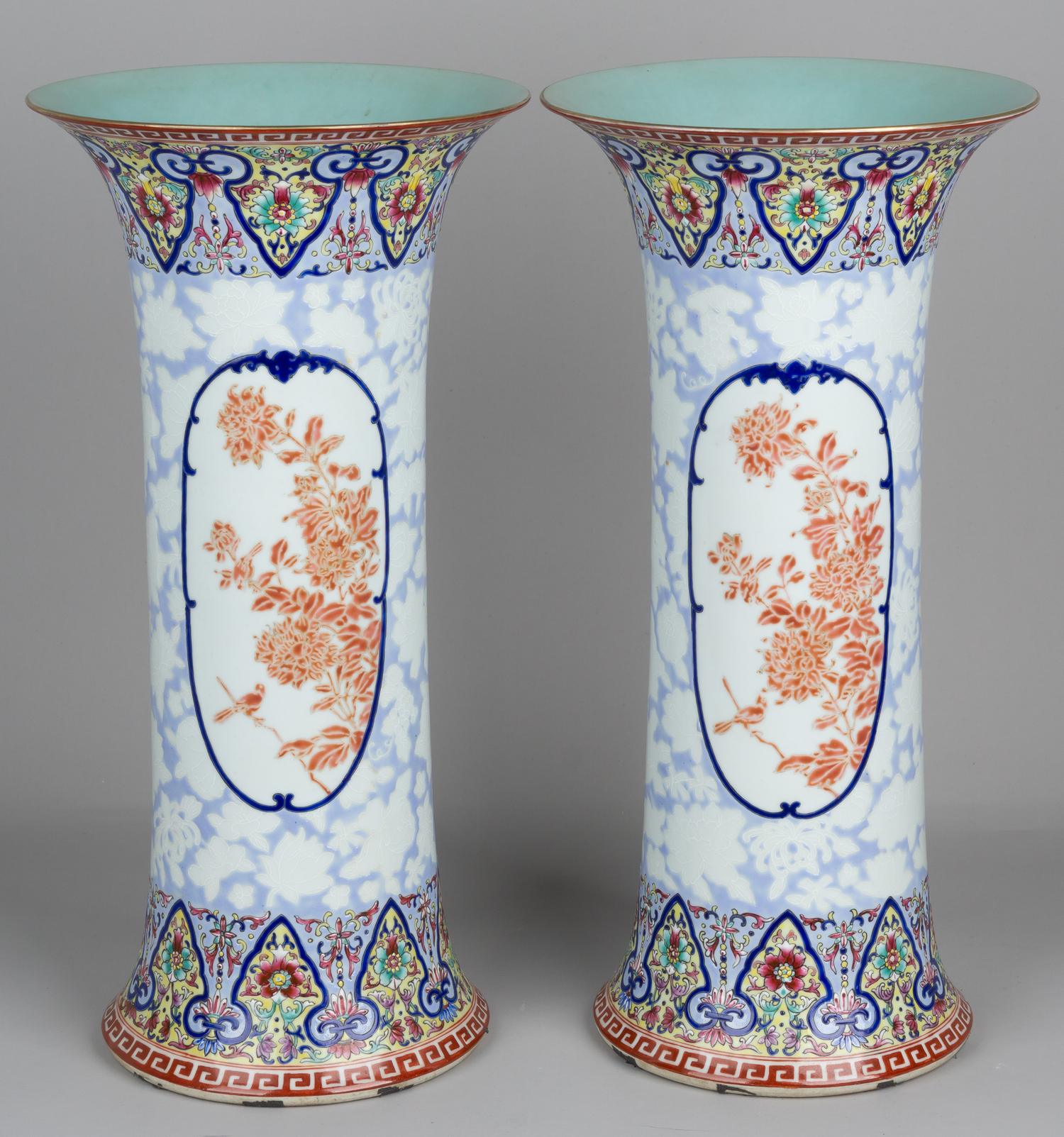Парные вазы с классической росписью «цветы-птицы». <br>Китай, поздний период Цин, конец XIX - начало ХХ века.