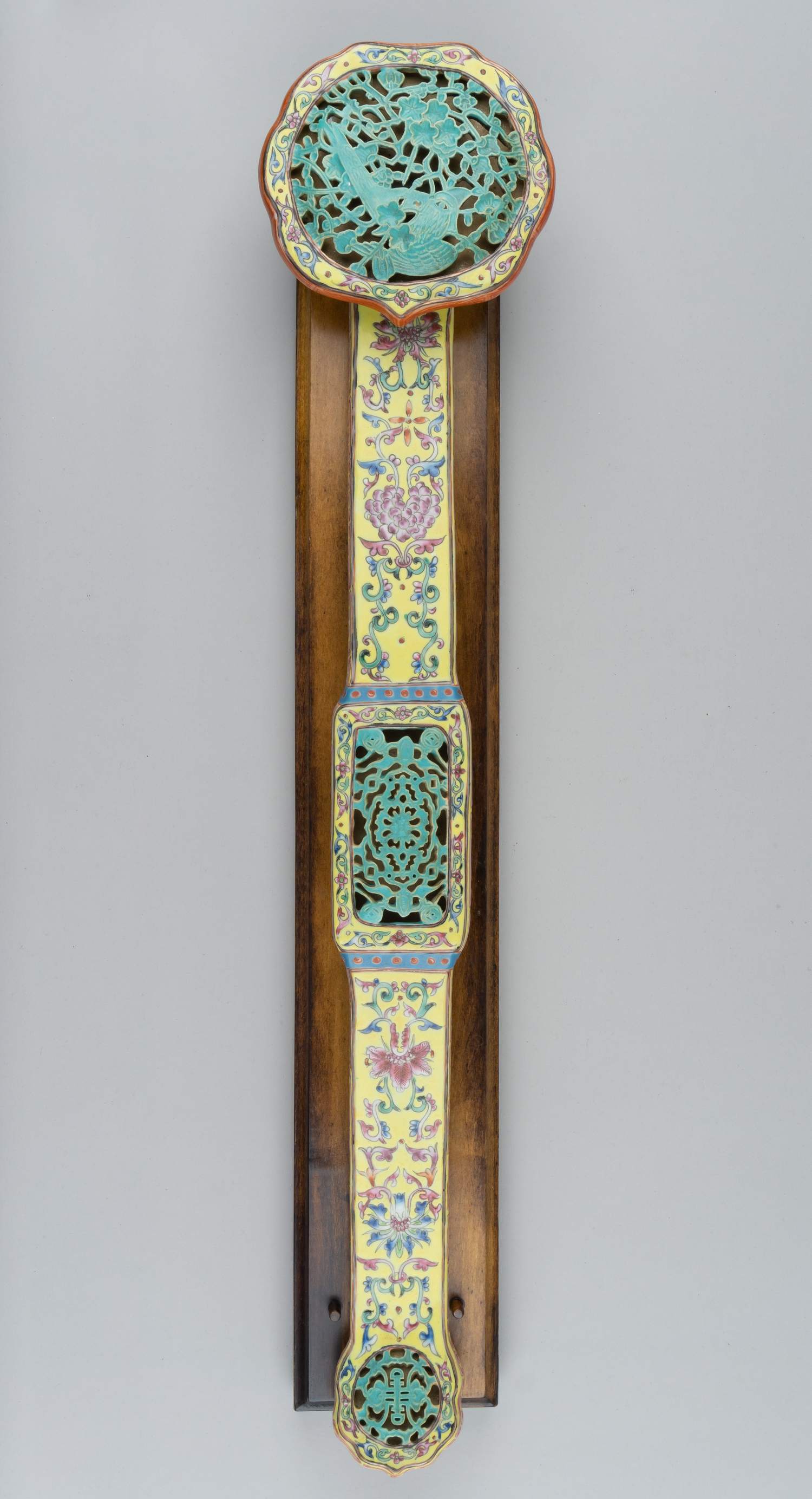 (Период Гуансюй) Жезл жуи с полихромными эмалями.<br>Китай, период Гуансюй, 1875-1908 годы.