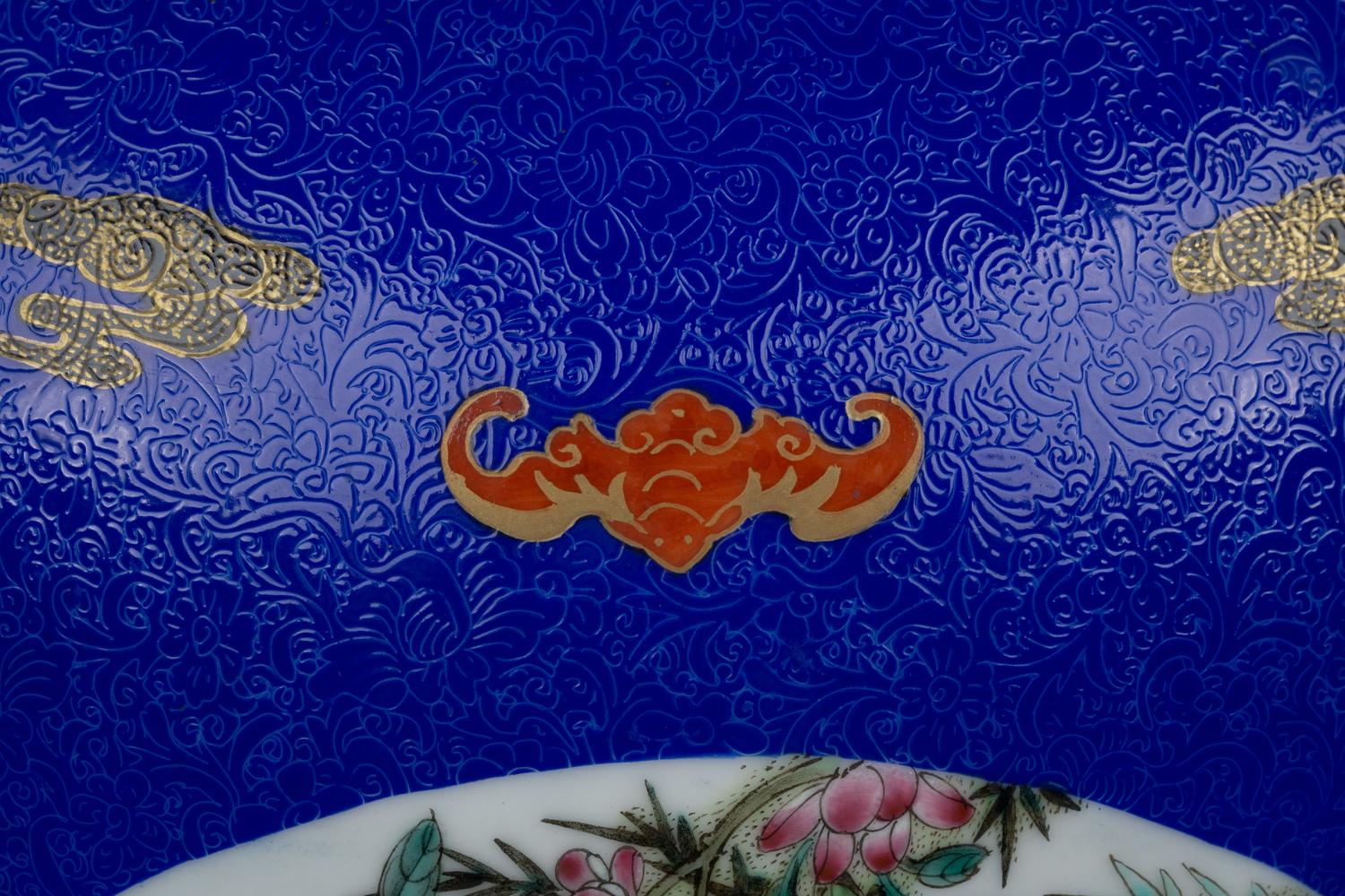 Ваза с изображением времен года и пейзажами «цветы-птицы» в медальонах.<br>Китай, период Цин - начало Китайской республики, первая половина ХХ века.