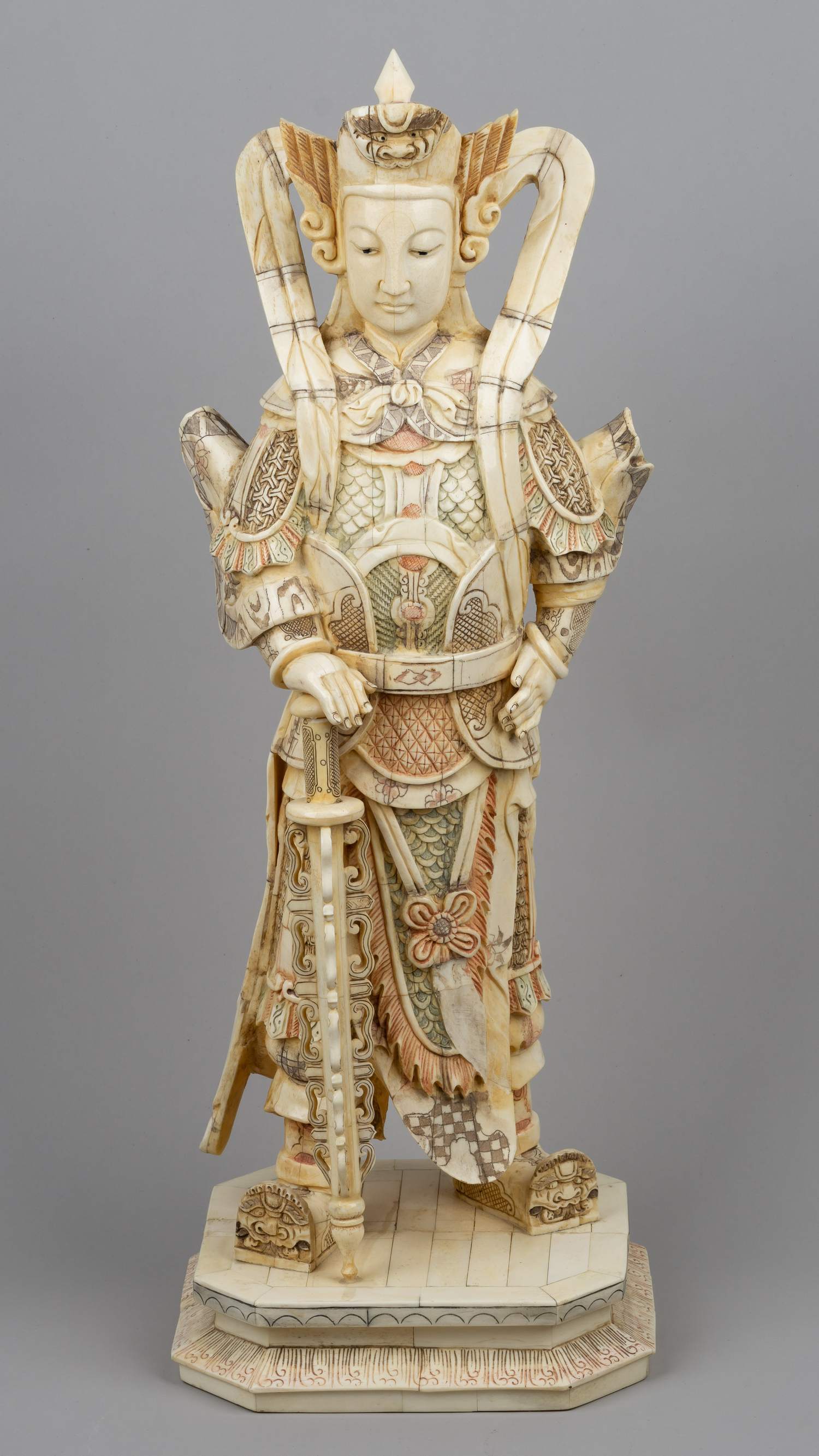 Скульптура из слоновой кости «Китайский воин в парадных доспехах типа «бригантина». <br>Китай, ХХ век.