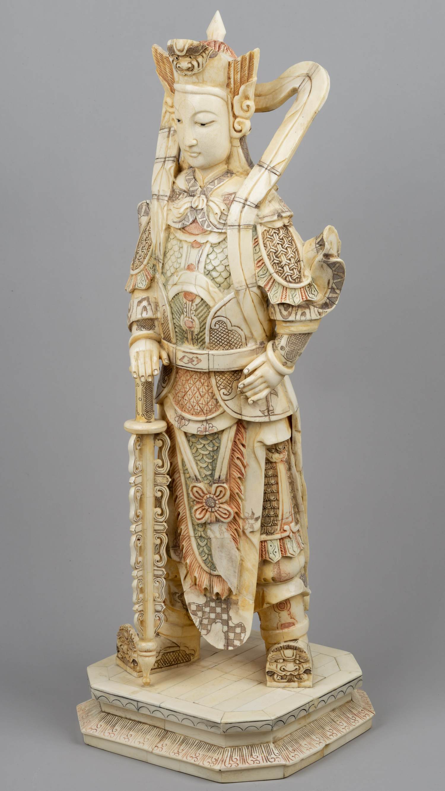 Скульптура из слоновой кости «Китайский воин в парадных доспехах типа «бригантина». <br>Китай, ХХ век.