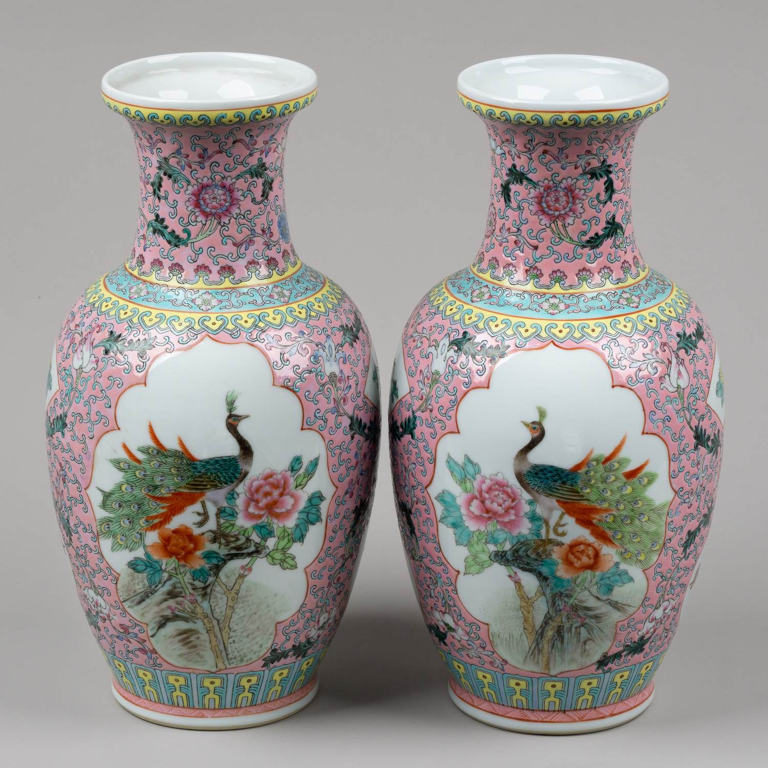 Парные вазы с узорами «розовое семейство» и изображением птиц в резервах.<br>Китай, 1950-е годы.