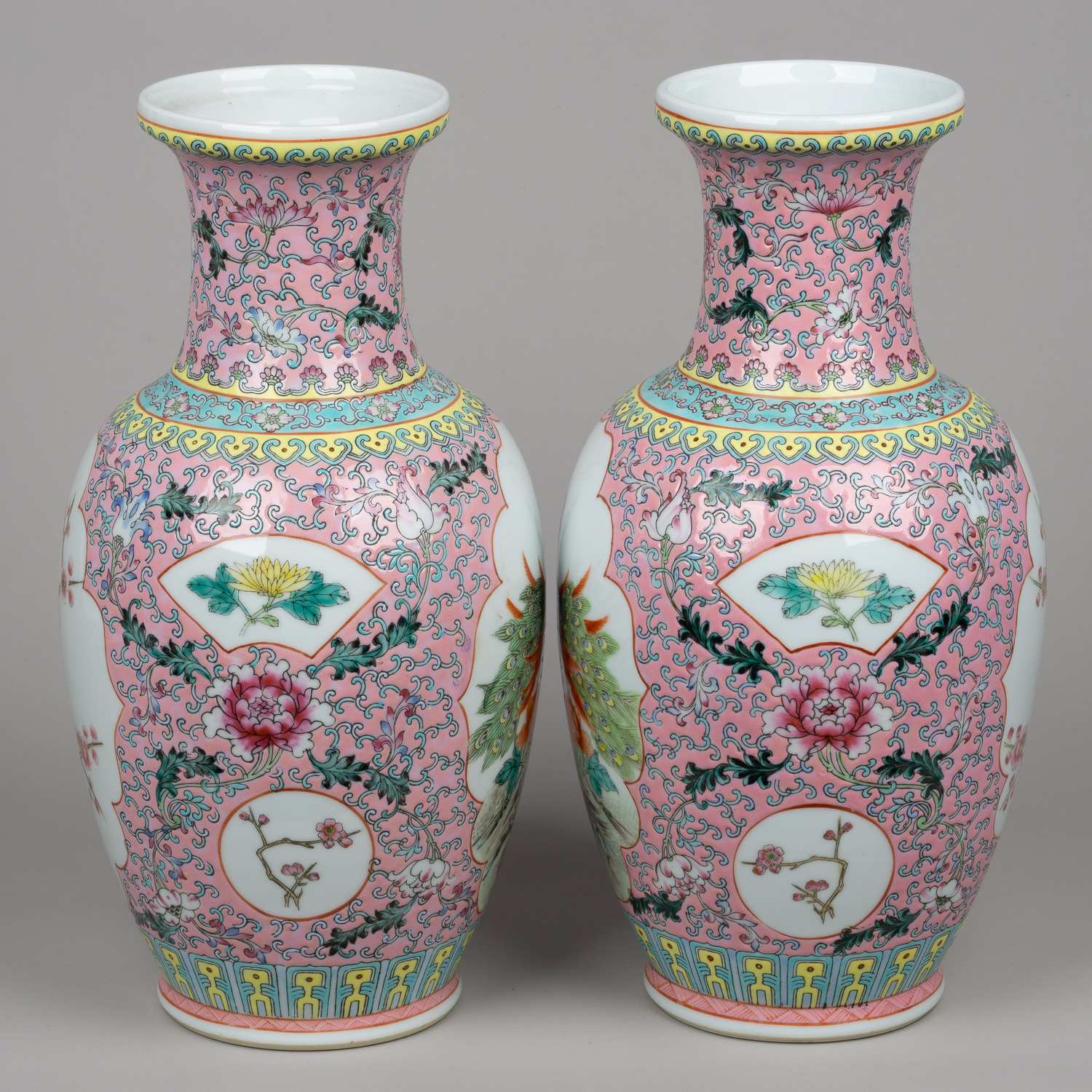 Парные вазы с узорами «розовое семейство» и изображением птиц в резервах.<br>Китай, 1950-е годы.