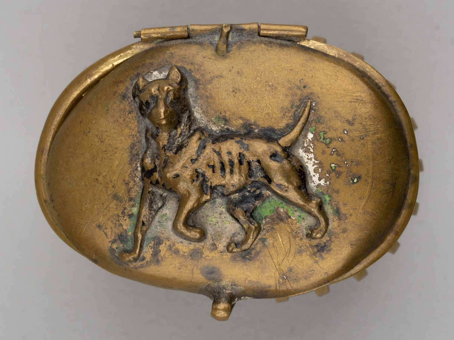 Шкатулка с рельефом в виде собаки.<br>Западная Европа, середина ХХ века.