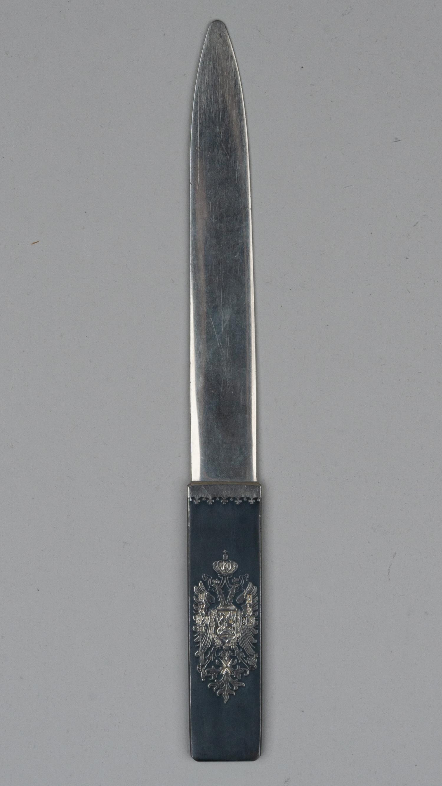 Нож с царским гербом в виде двуглавого орла в футляре.<br>Россия, начало ХХ века.