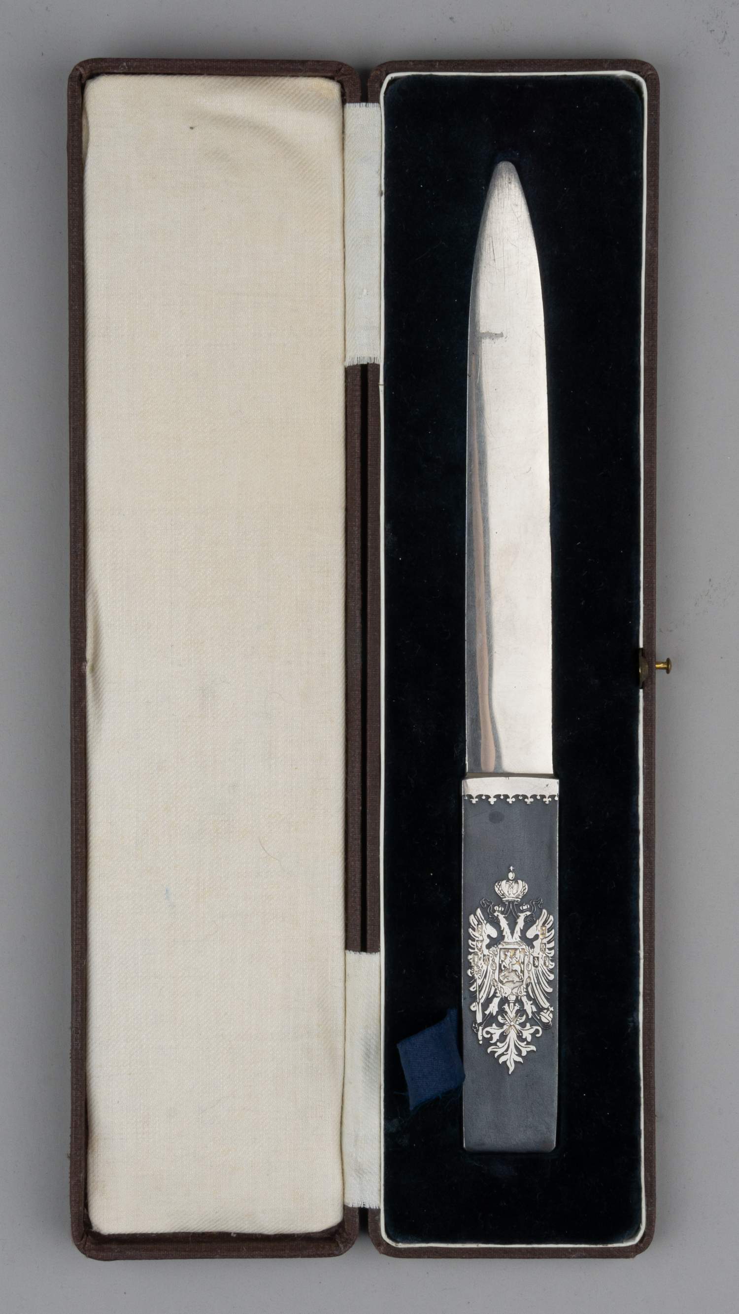Нож с царским гербом в виде двуглавого орла в футляре.<br>Россия, начало ХХ века.