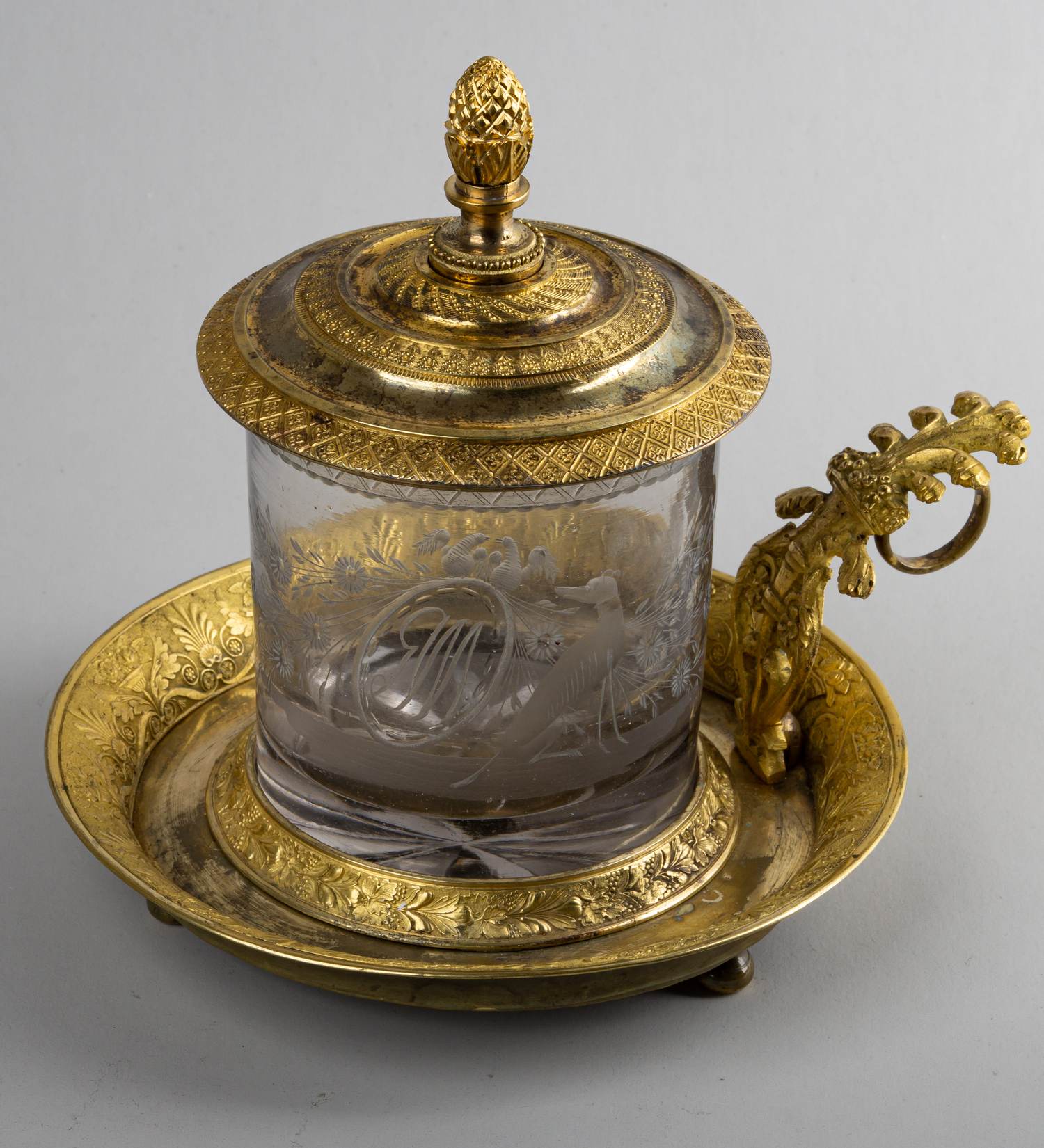 (Русский ампир, музейное значение) Подстаканник в стиле ампир с стаканом с монограммой «ЯМ».<br>Россия, Санкт- Петербург, 1820-30-е годы.