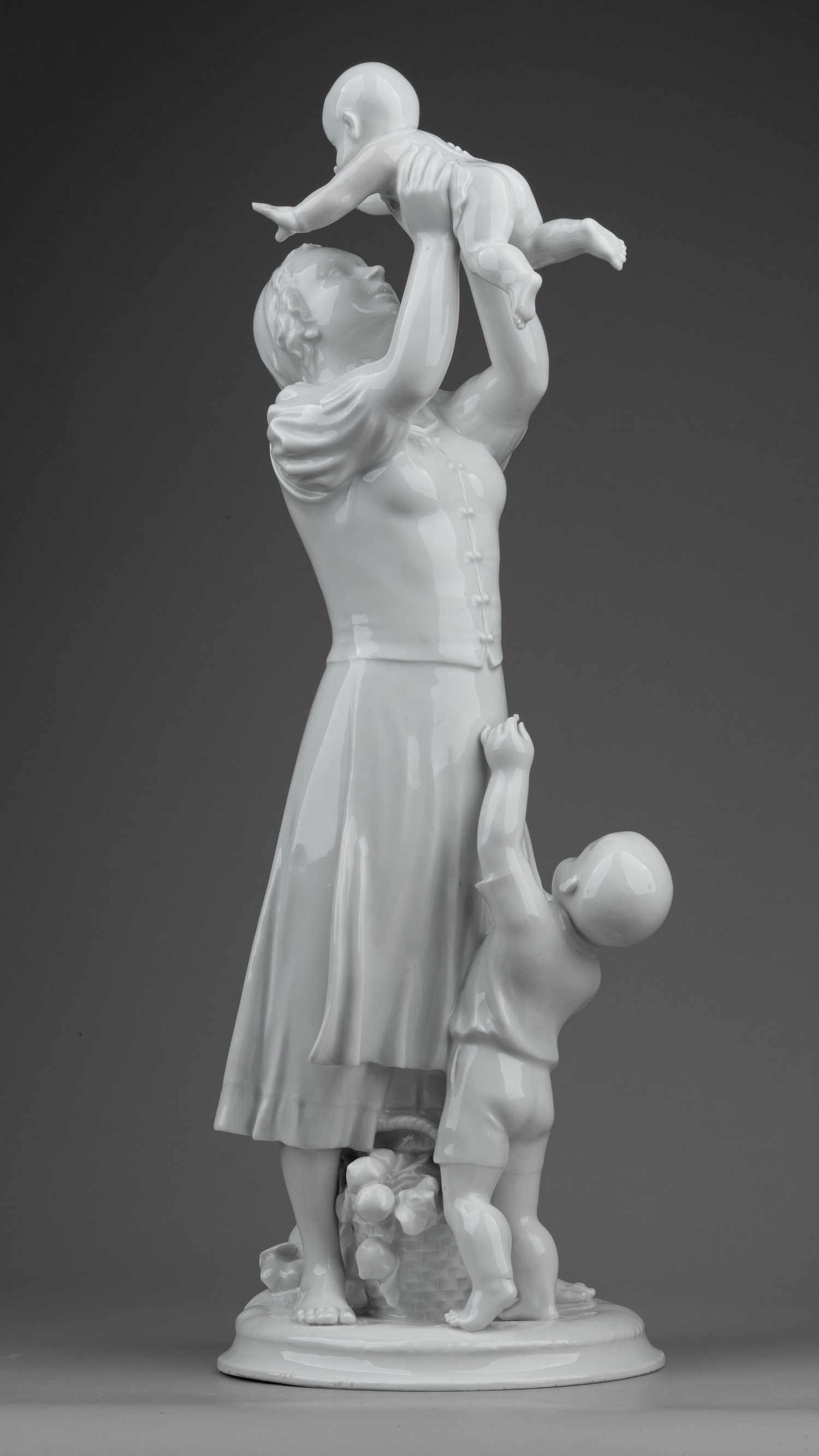 Скульптура «Материнство».<br>Германия, мануфактура Meissen, скульптор A. Struck, 1930-40-е годы.
