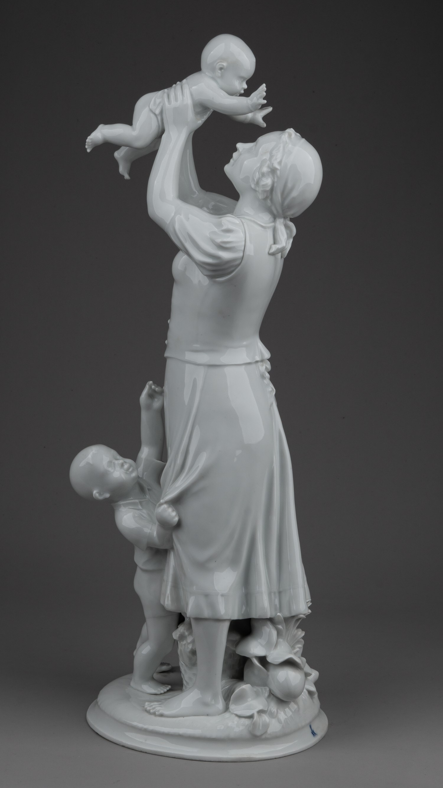 Скульптура «Материнство».<br>Германия, мануфактура Meissen, скульптор A. Struck, 1930-40-е годы.