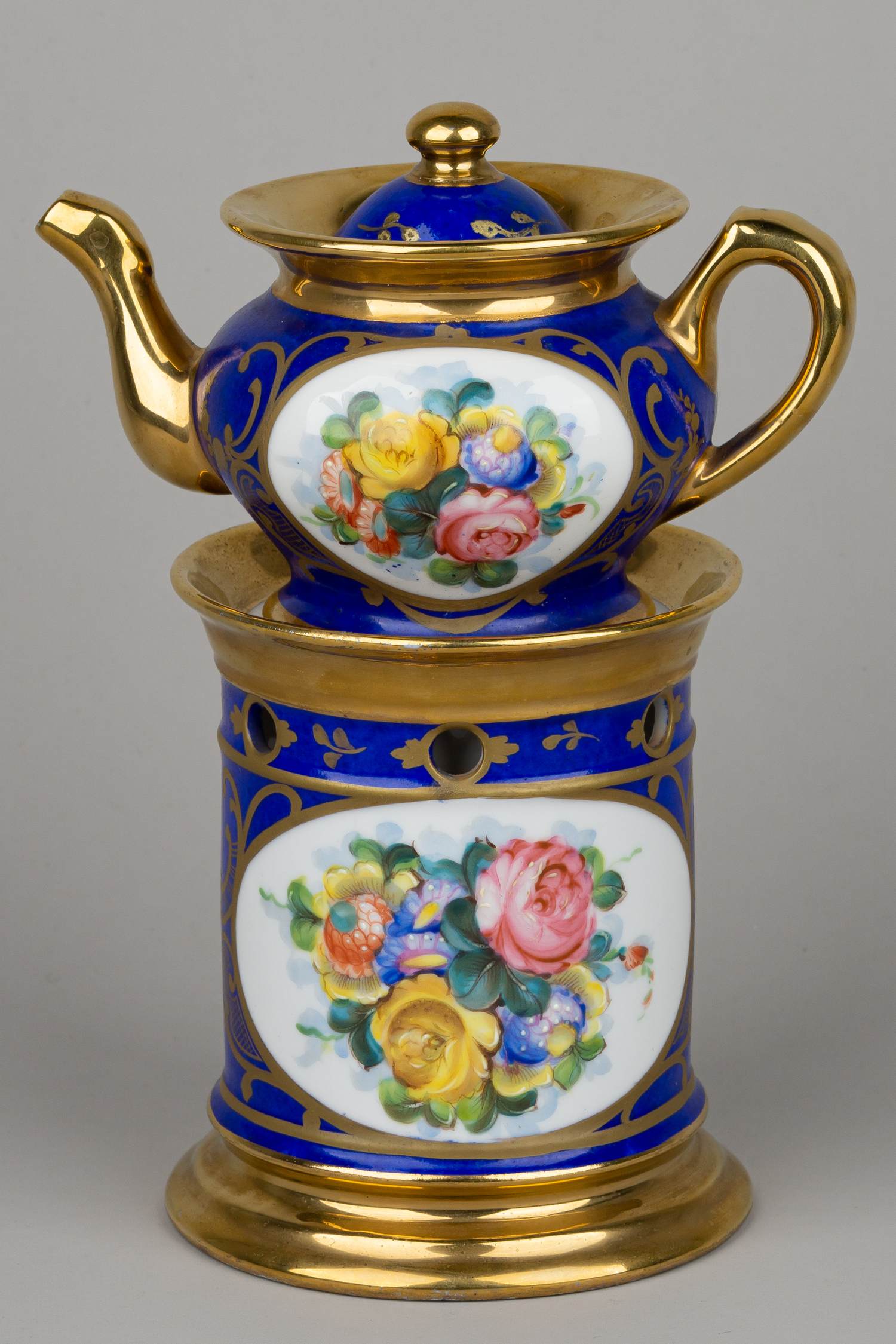 Чайный прибор с букетами из садовых цветов.<br><br>Россия, фабрика В.Н. Сипягина (?), 1820-1850-е гг.