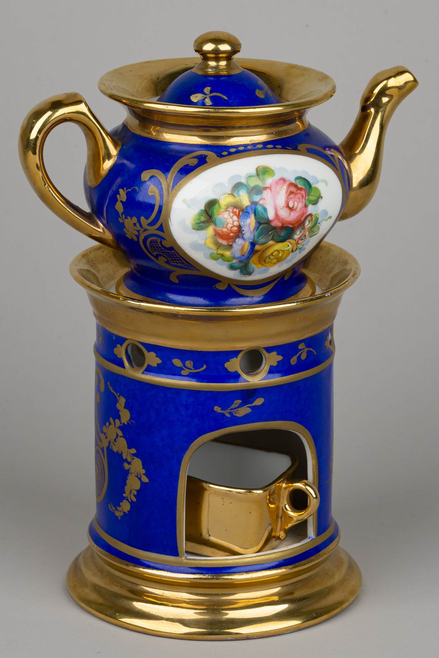 Чайный прибор с букетами из садовых цветов.<br><br>Россия, фабрика В.Н. Сипягина (?), 1820-1850-е гг.