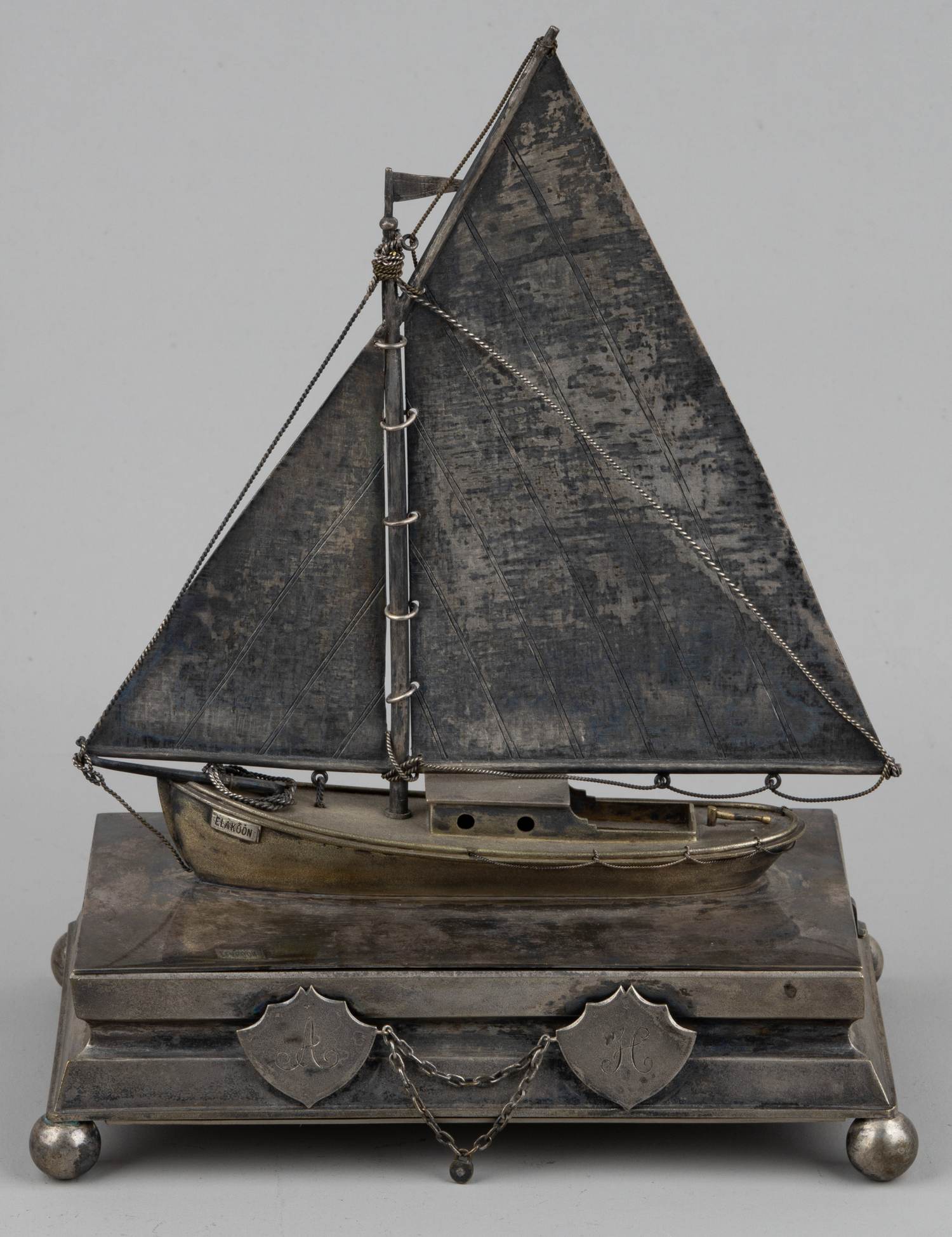 Чернильный прибор в виде модели парусника  «Слава» («Eläköön»). Российская империя, конец XIX - начало ХХ века.