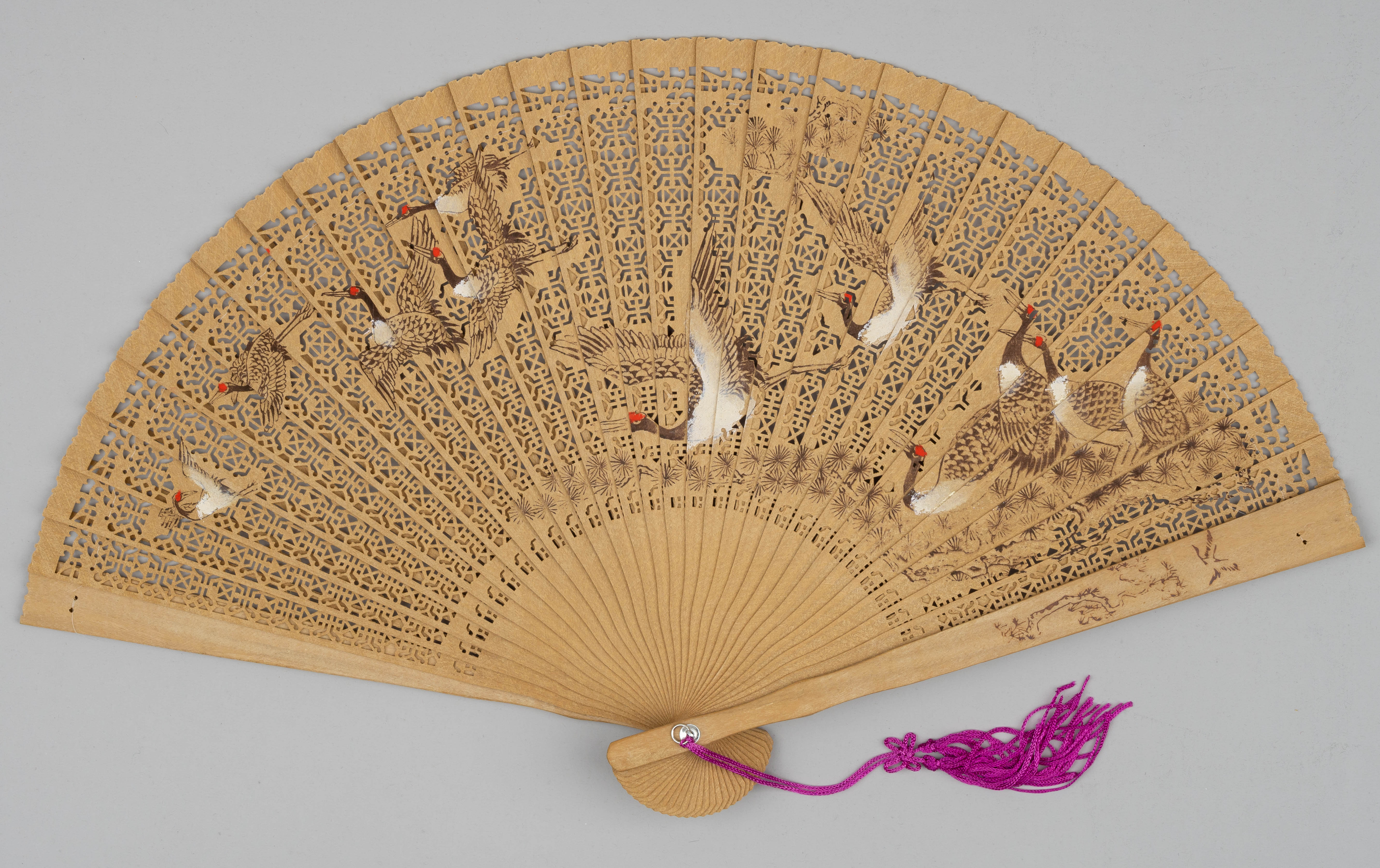 Веер с изображением журавлей и декоративной резьбой.<br>Япония, первая треть ХХ века.