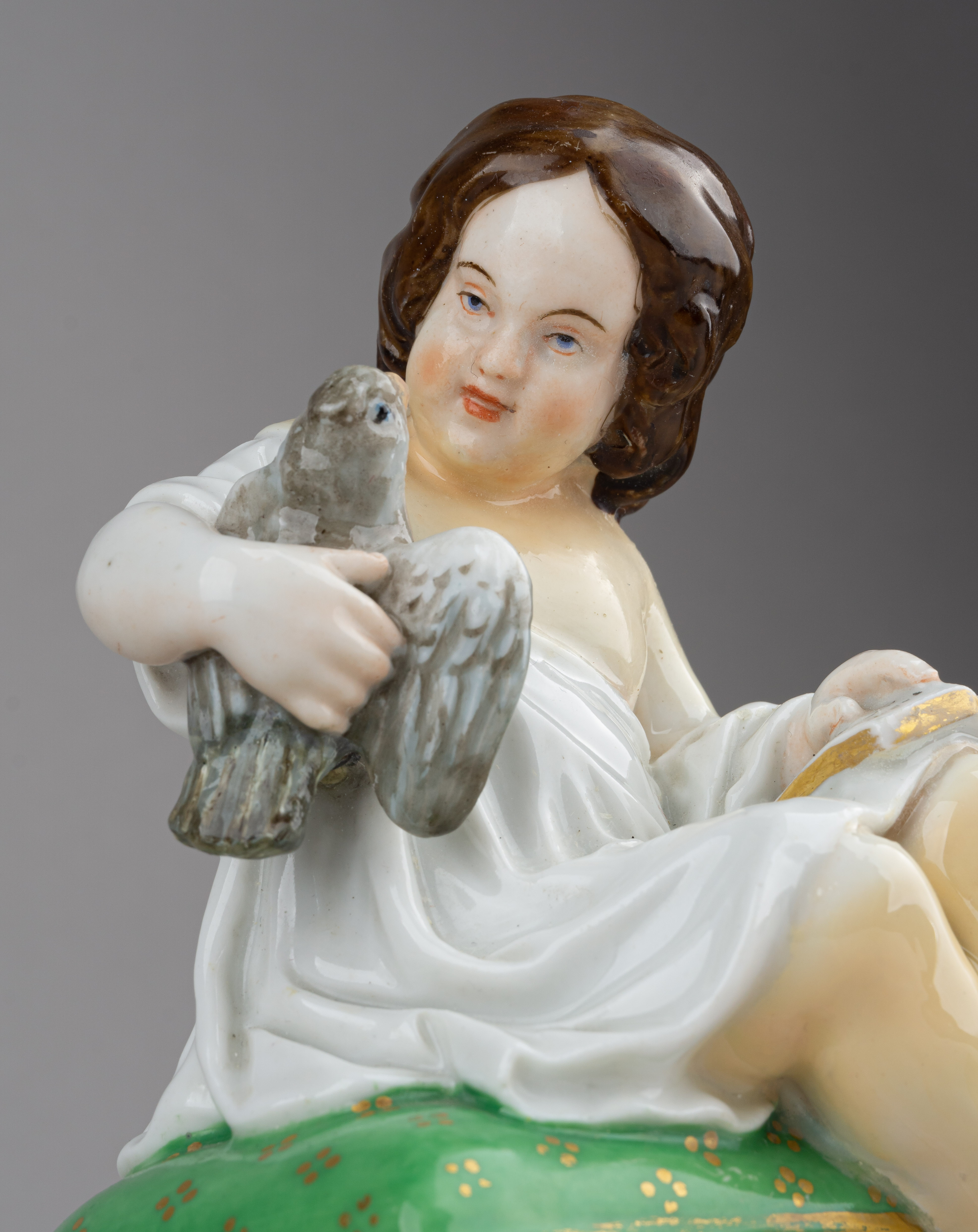 (Бр. Корниловы) Скульптура «Девочка с птицей».<br>Россия, Санкт-Петербург, завод братьев Корниловых, 1861-1884-е годы.