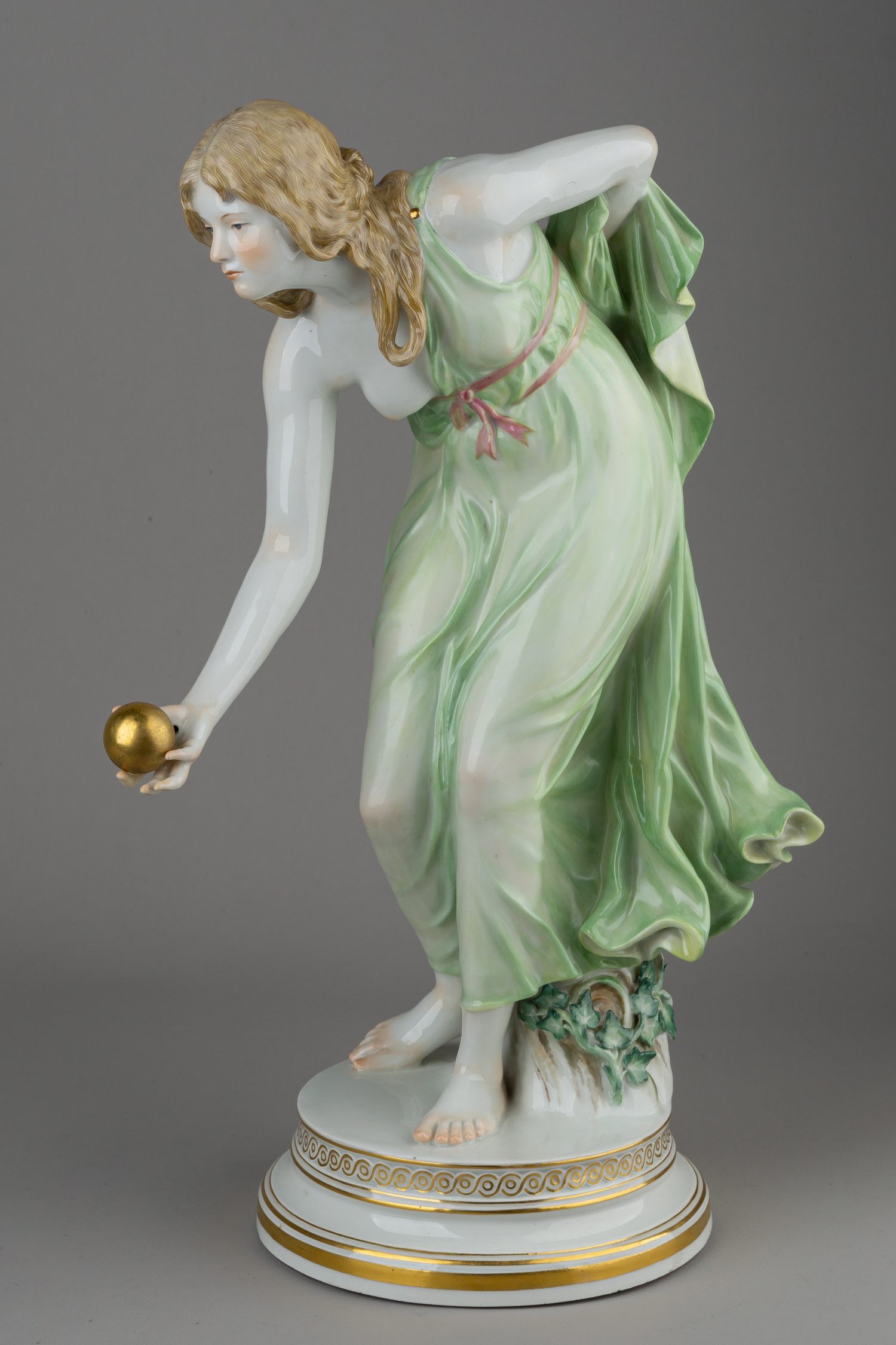 Скульптура “Девушка, играющая в мяч”.<br><br>Германия, мануфактура Meissen, автор модели Вальтер Шотт, 1945-1947 годы.