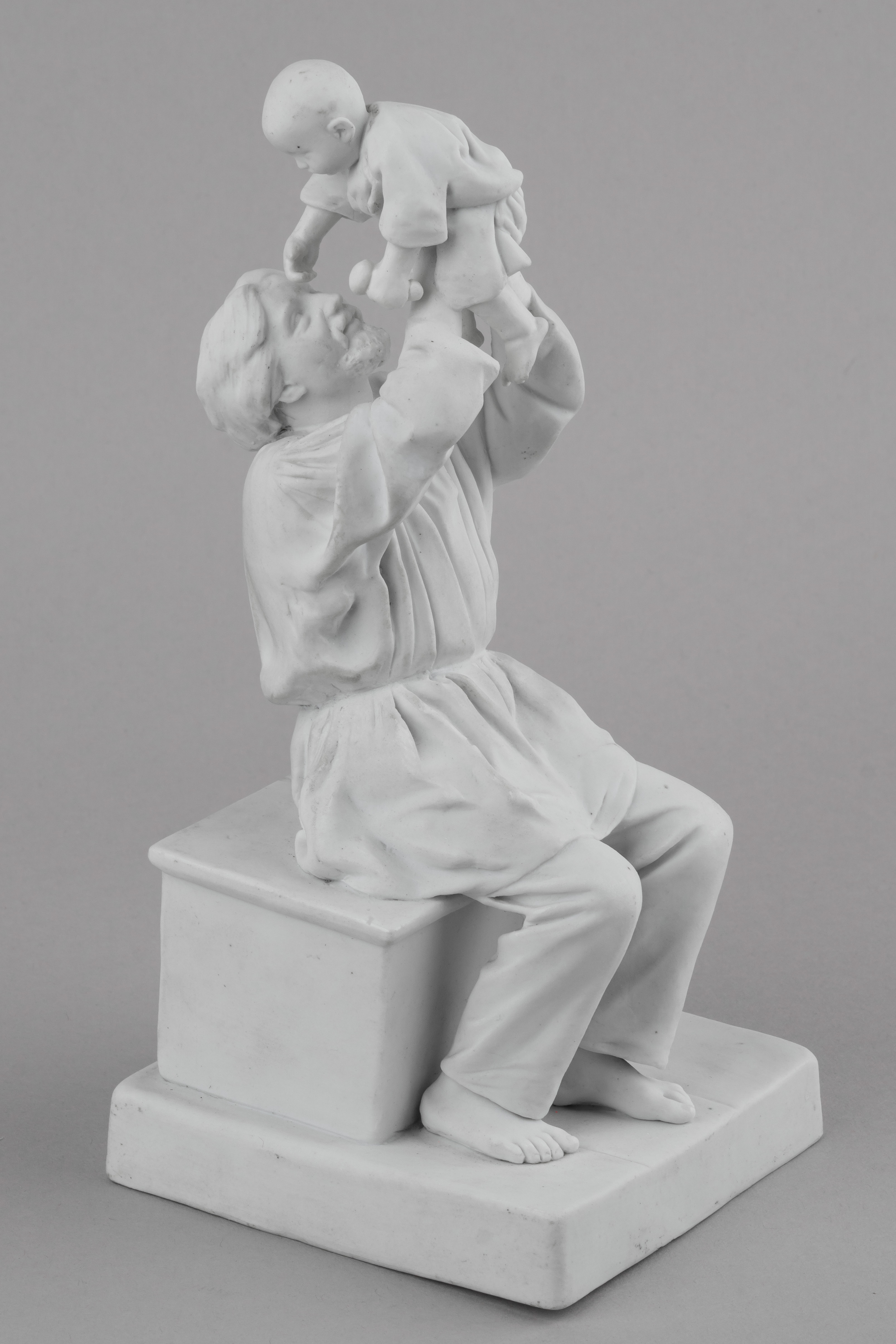 Скульптура «Крестьянин с ребёнком».<br><br>Россия, фабрика Гарднера, последняя четверть XIX века.