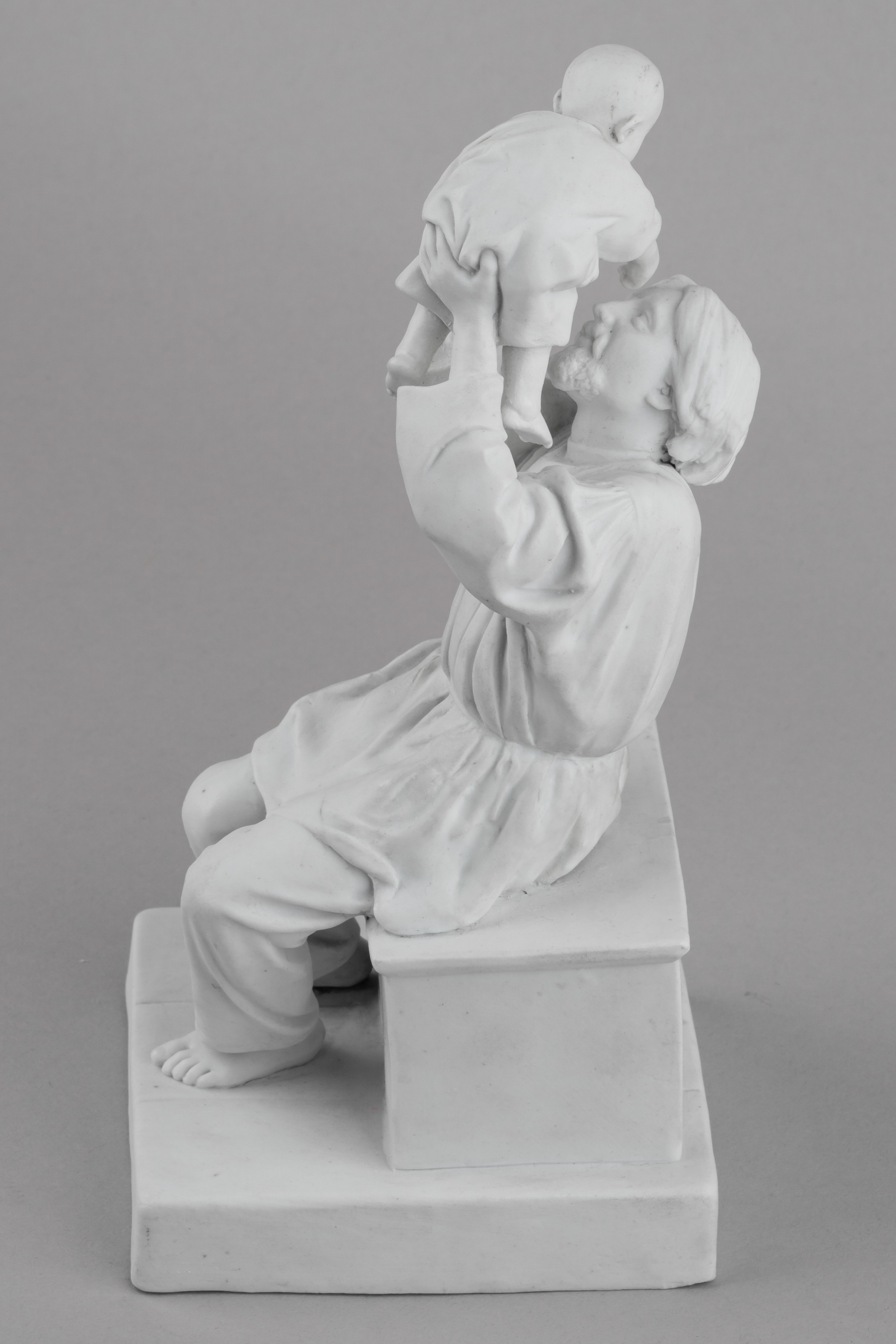 Скульптура «Крестьянин с ребёнком».<br><br>Россия, фабрика Гарднера, последняя четверть XIX века.
