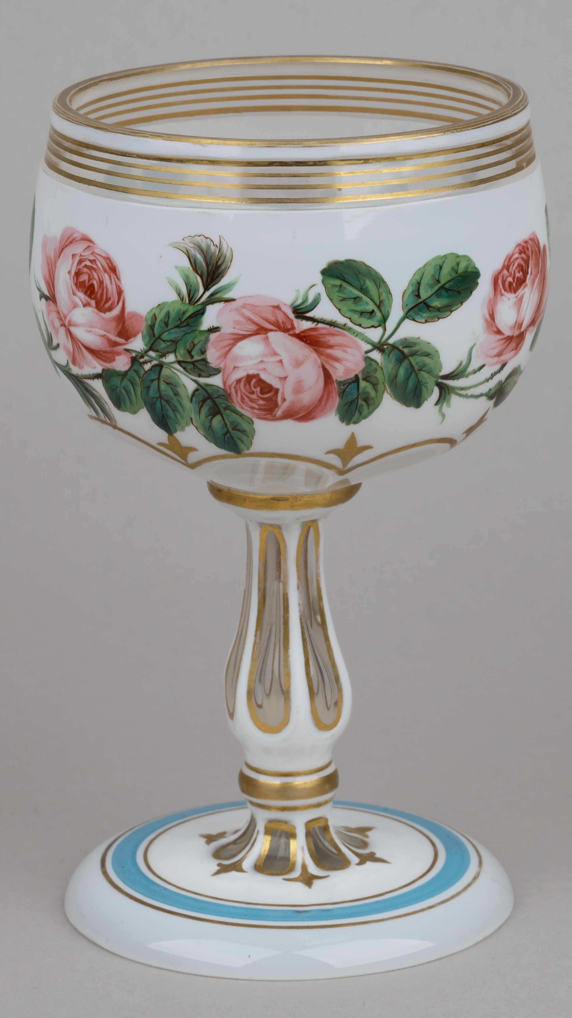 Бокал с росписью цветами роз.<br>Богемия, 1840-1850-е годы.