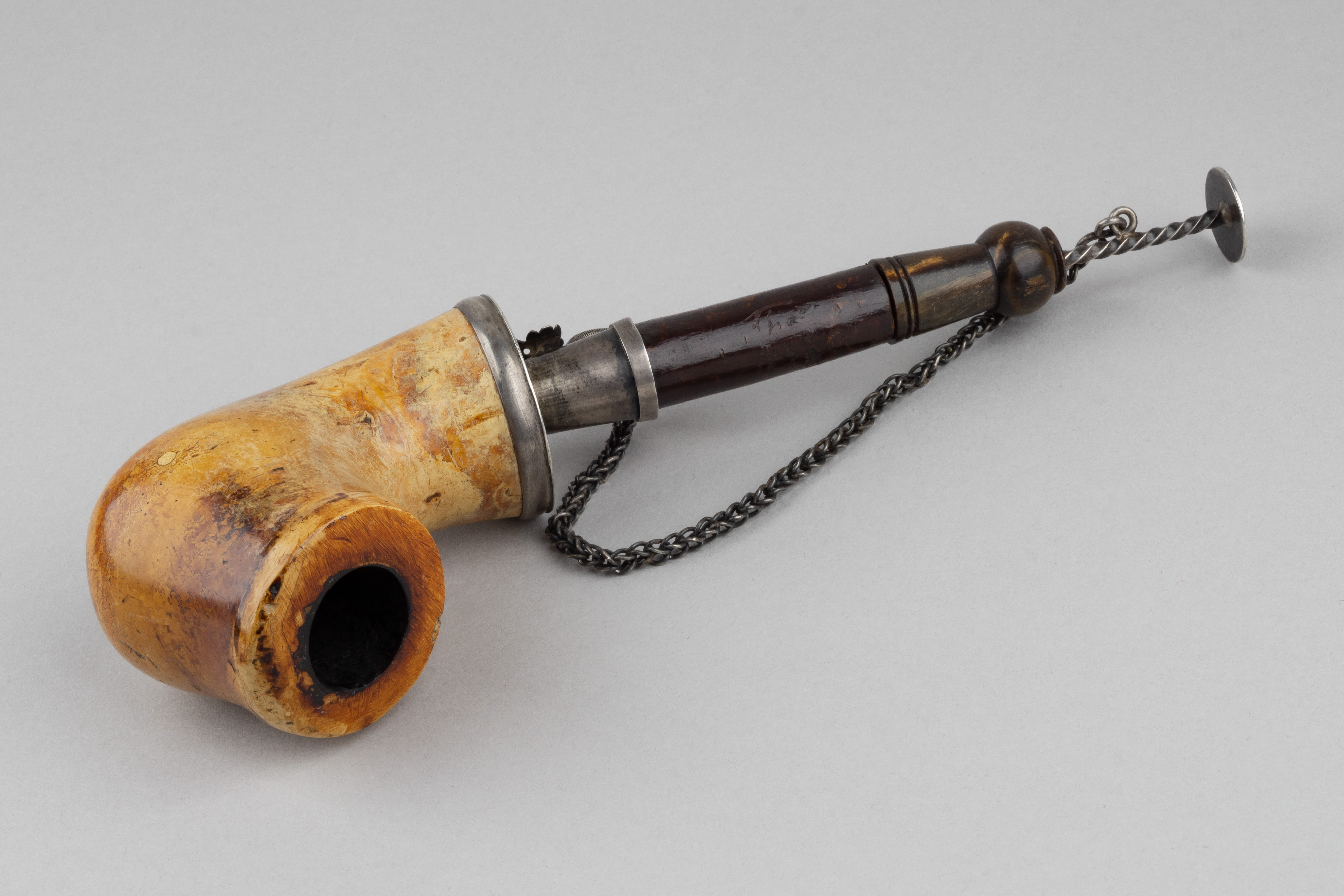 Курительная трубка с чубуком в серебряной оправе. <br>Россия,  первая половина XIX века.